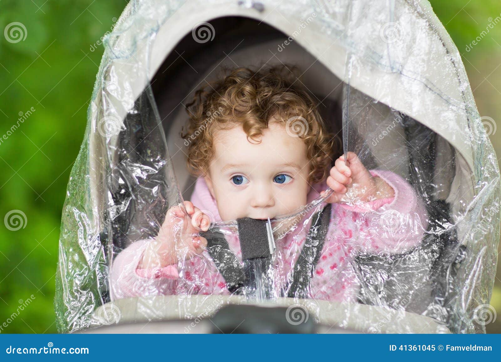 Petite Fille Mignonne Jouant Avec La Poussette De Bébé Image stock