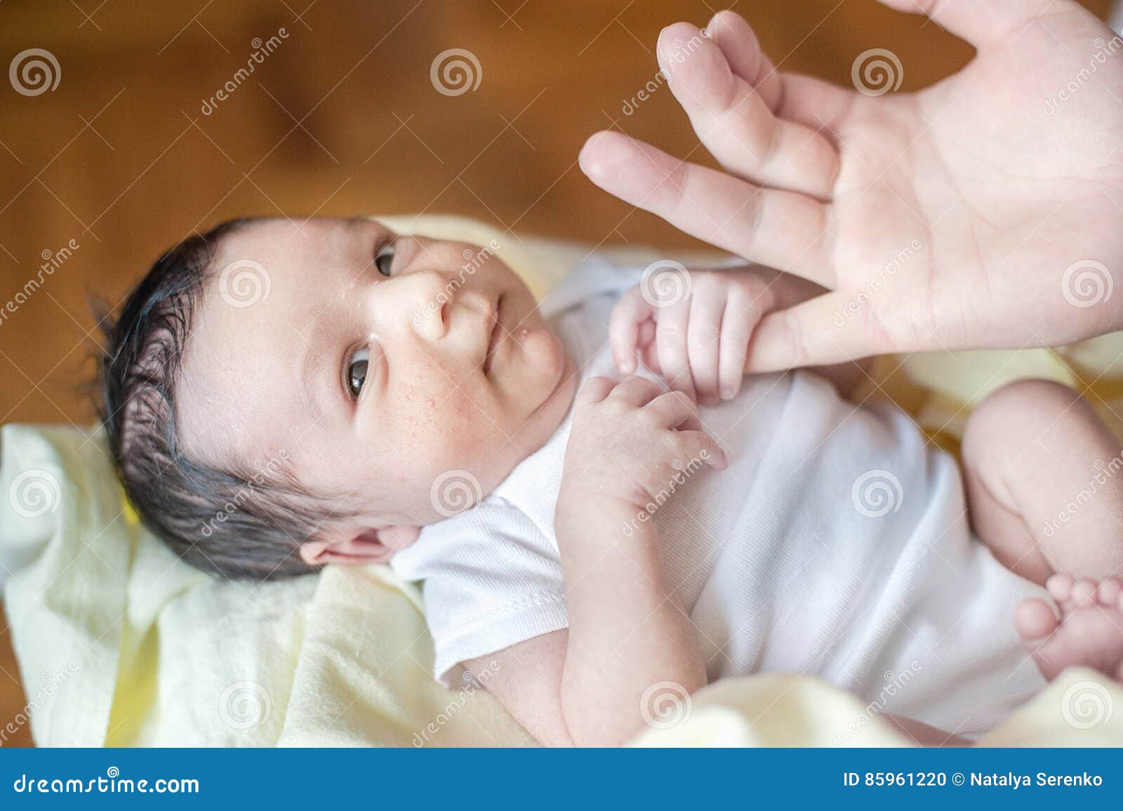 Bebe Nouveau Ne Age De Deux Semaines Dans Les Mains Du Pere Photo Stock Image Du Nourrisson Dermatologie