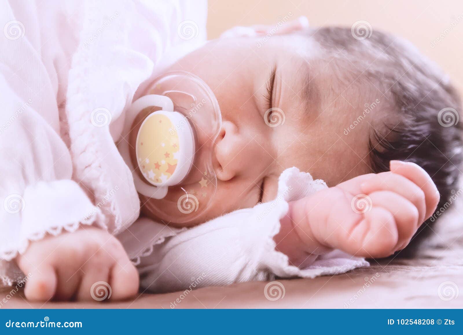 Bebe Nouveau Ne Age De Deux Semaines Dormant Avec Une Tetine Photo Stock Image Du Soother Tricotez
