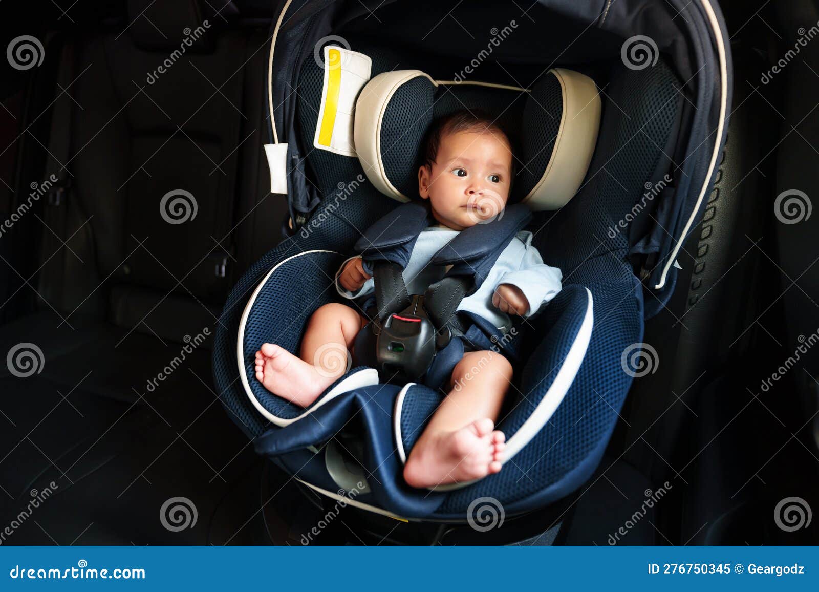 Bébé Nouveau-né Assis Dans Le Siège De Sécurité De La Voiture Bébé Fauteuil  Roulant Image stock - Image du présidence, asiatique: 276750345