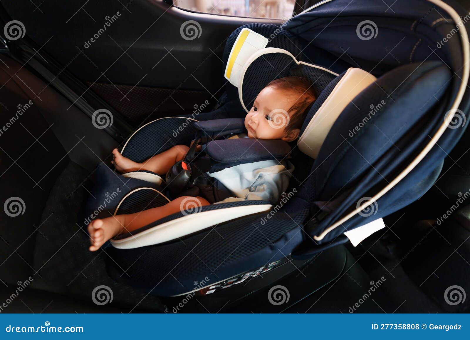 Bébé Nouveau-né Assis Dans Le Siège De Sécurité De La Voiture Bébé Fauteuil  Roulant Photo stock - Image du enfance, présidence: 277358808