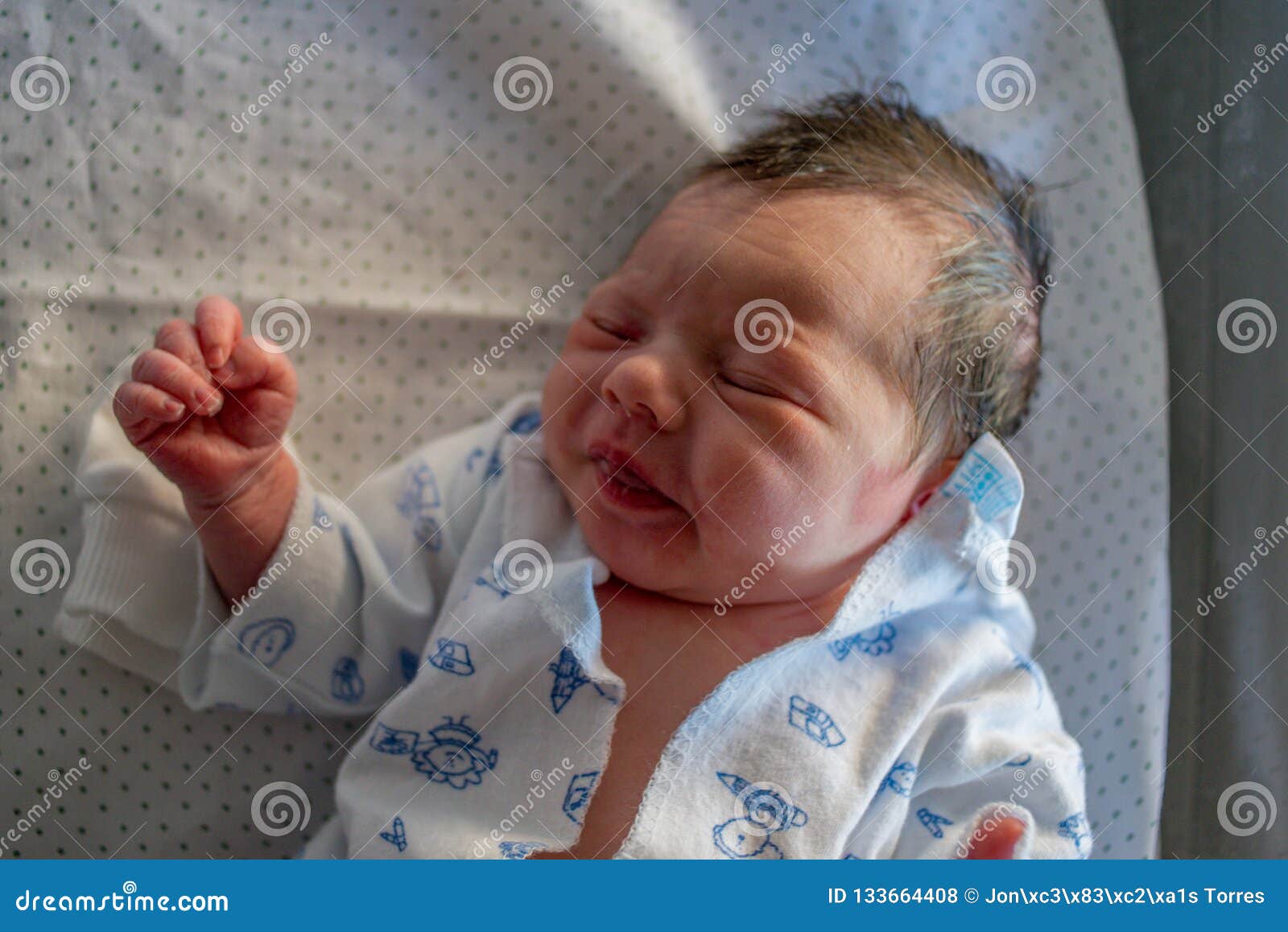 Bebe Nouveau Ne Avec Beaucoup De Cheveux Avec Un Poing Ferme Photo Stock Image Du Couche Main