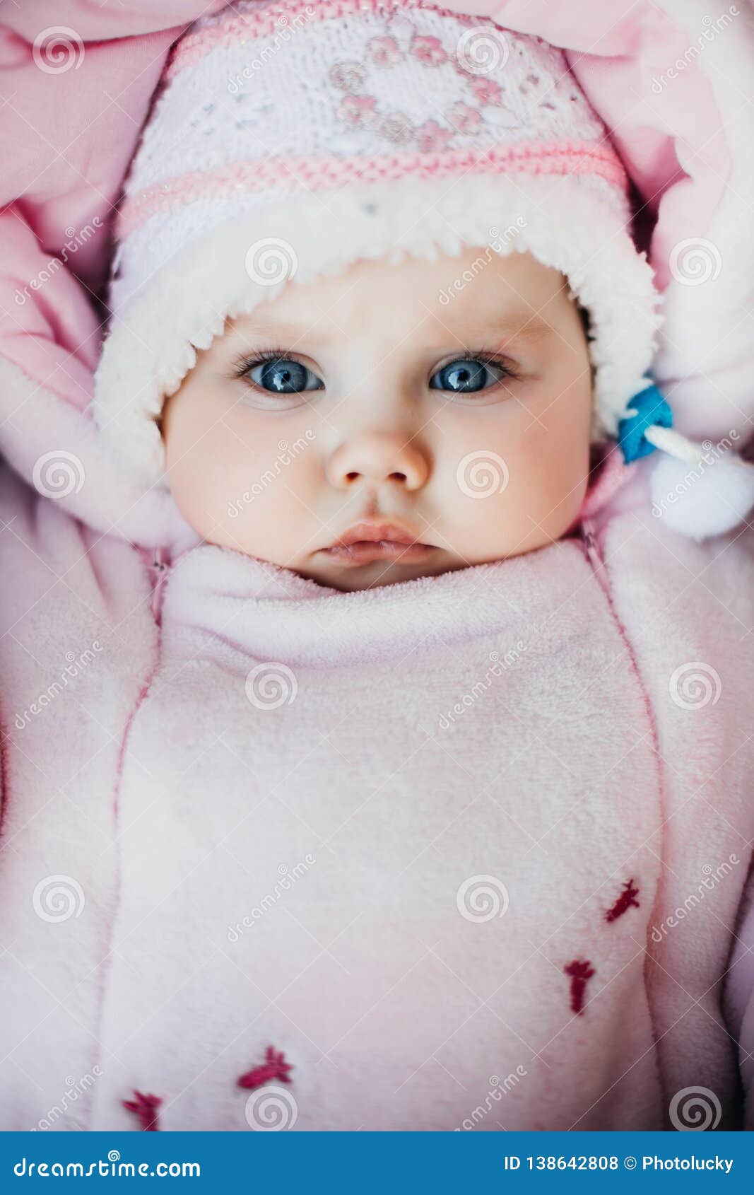 Nouveau-né bébé bleu yeux humains plein rond 
