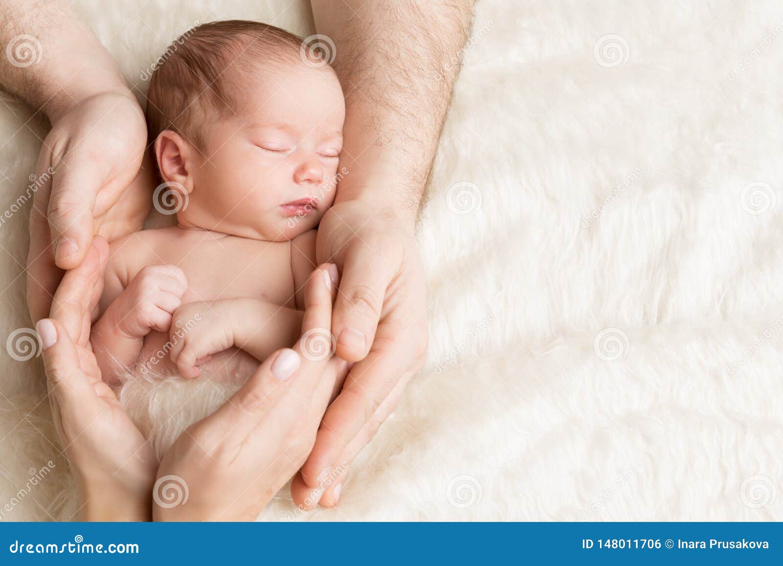 Bébé Garçon Nouveau-né Dans Le Lit Le Concept Des Enfants Et De La  Naissance