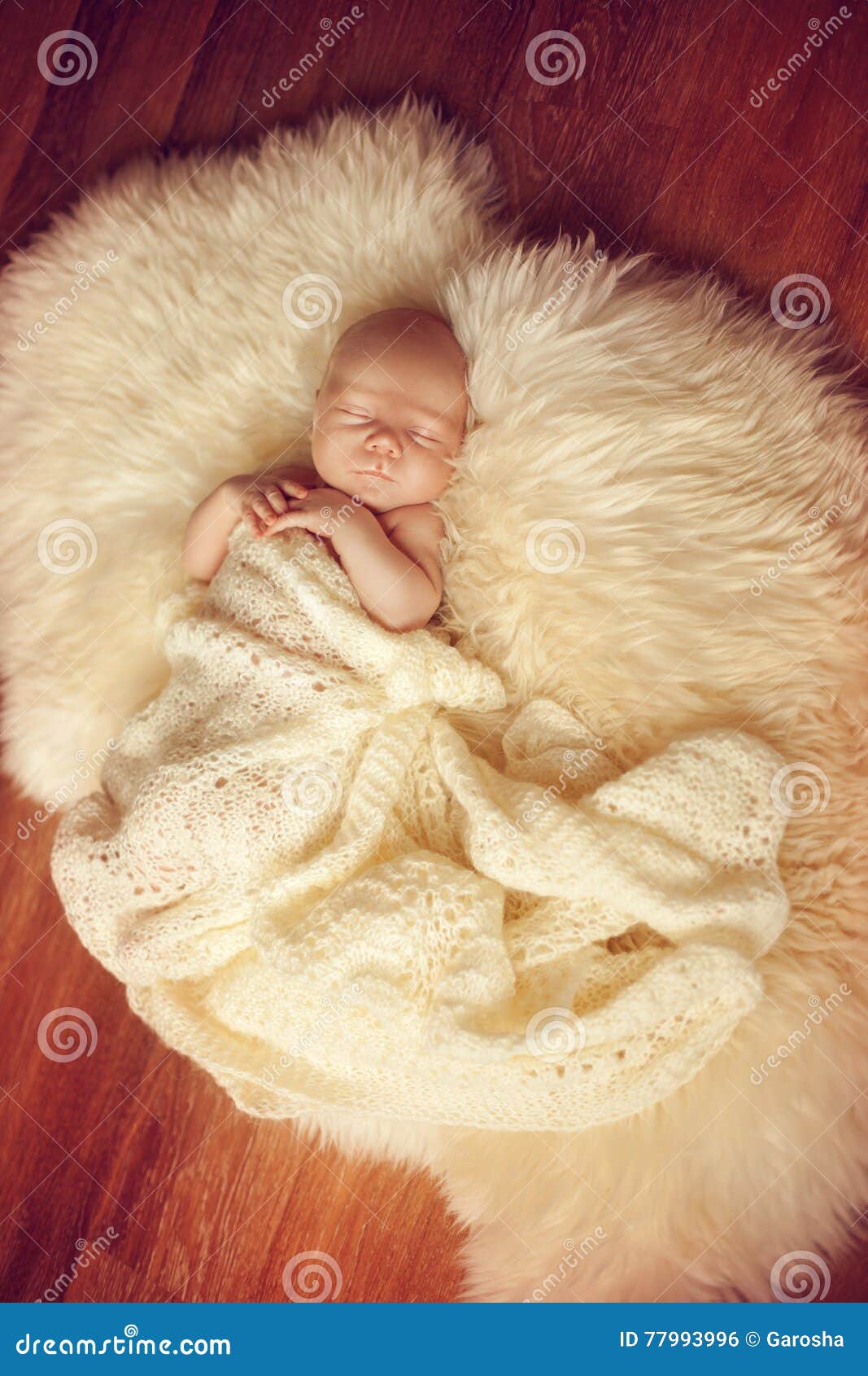 Bébé Nouveau-né De Sommeil Se Trouvant Sur Le Tapis Blanc De Fourrure  Couvert De Cre Photo stock - Image du fuselage, gosse: 77993996