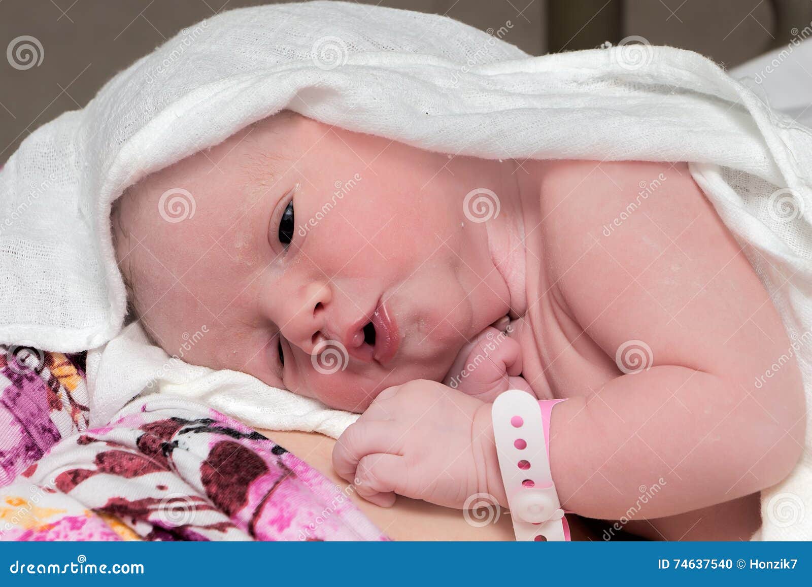 Bébé nouveau-né, fille photo stock. Image du parent, femelle - 74637540