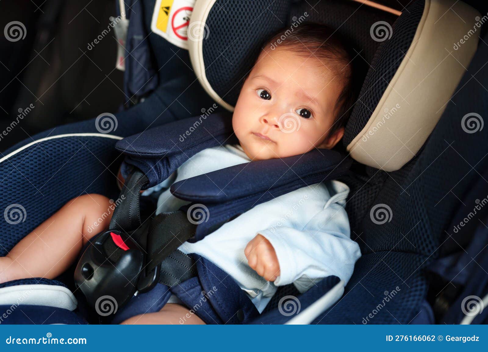 Bébé Nouveau-né Heureux Assis Dans Le Siège De Sécurité De La Voiture Pour  Bébé Voyage Photo stock - Image du automobile, enfant: 276166062