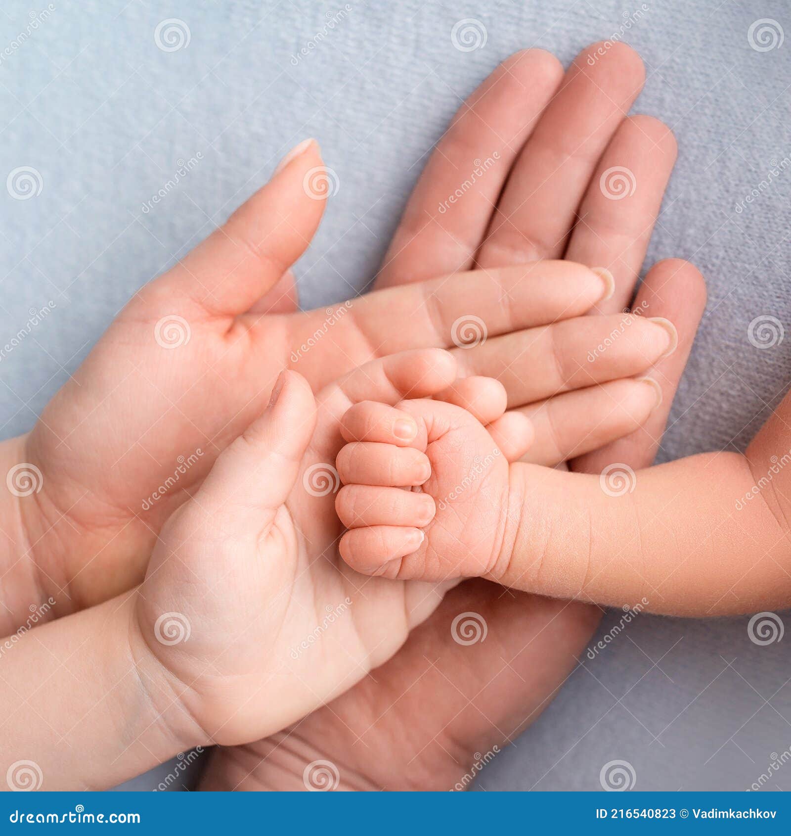 Petite main de bébé nouveau né dans la main de sa maman. Amour
