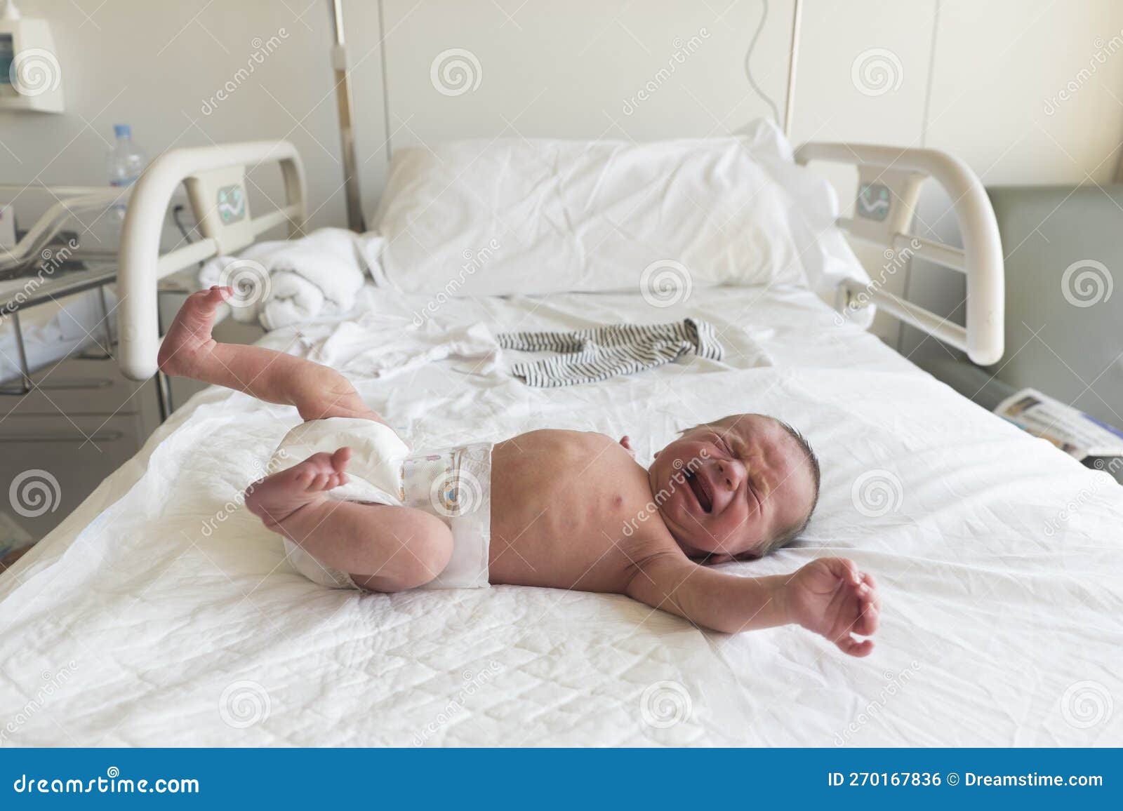 Fille Nouveau-née Dans Le Lit D'hôpital Image stock - Image du