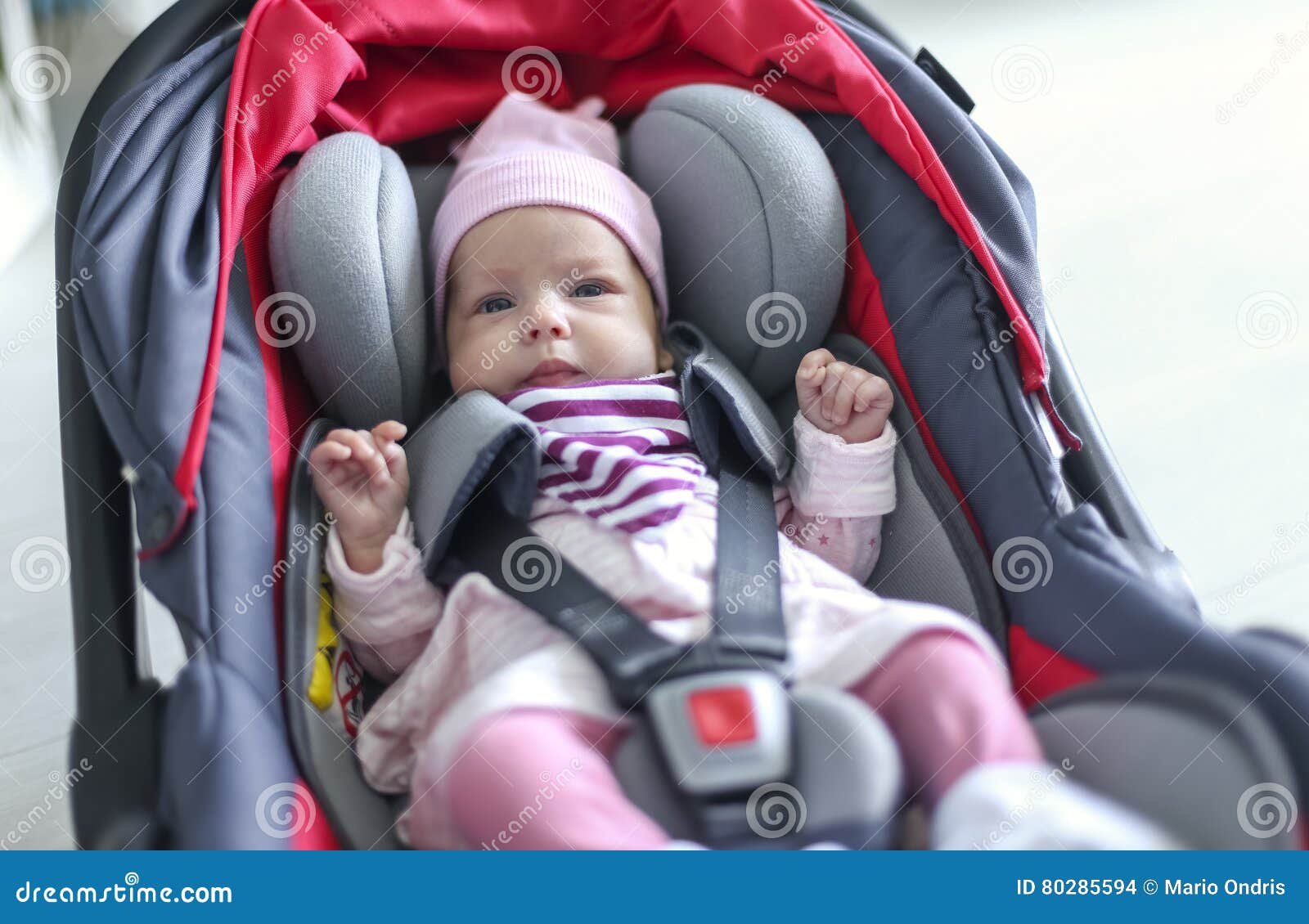 Bébé Nouveau-né S'asseyant Dans Un Siège De Voiture Photo stock