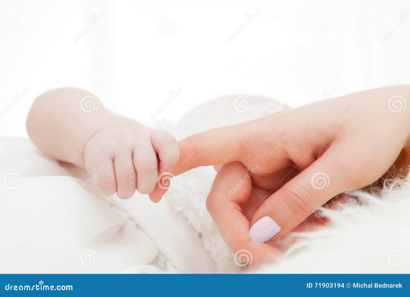 Bébé Nouveau-né Tenant Le Doigt De La Mère/du Père. Concept De