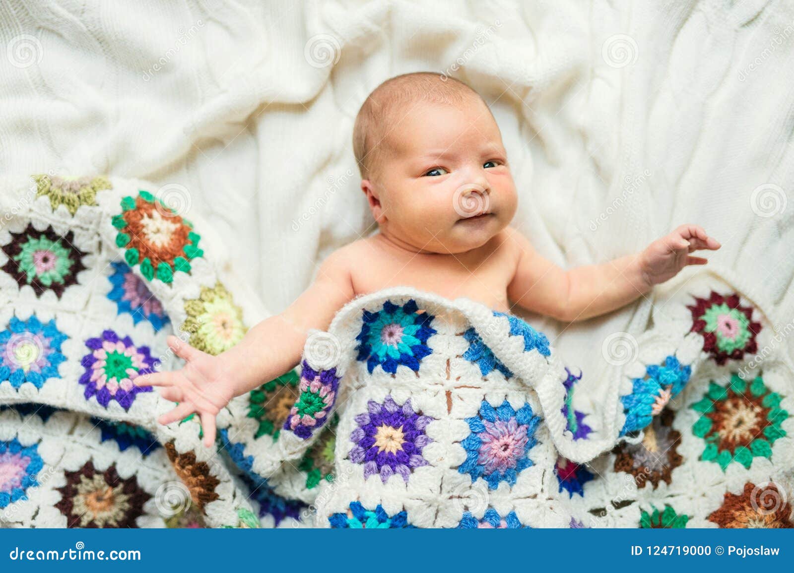 Bebe Nouveau Ne Se Trouvant Sur Le Lit Couvert Par Une Couverture A Crochet Vue Superieure Photo Stock Image Du Sain Amour Bebe Nouveau Ne Se Trouvant Sur Le Lit Couvert Par Une Couverture A Crochet Vue Superieure Photo Stock Image Du Sain Amour