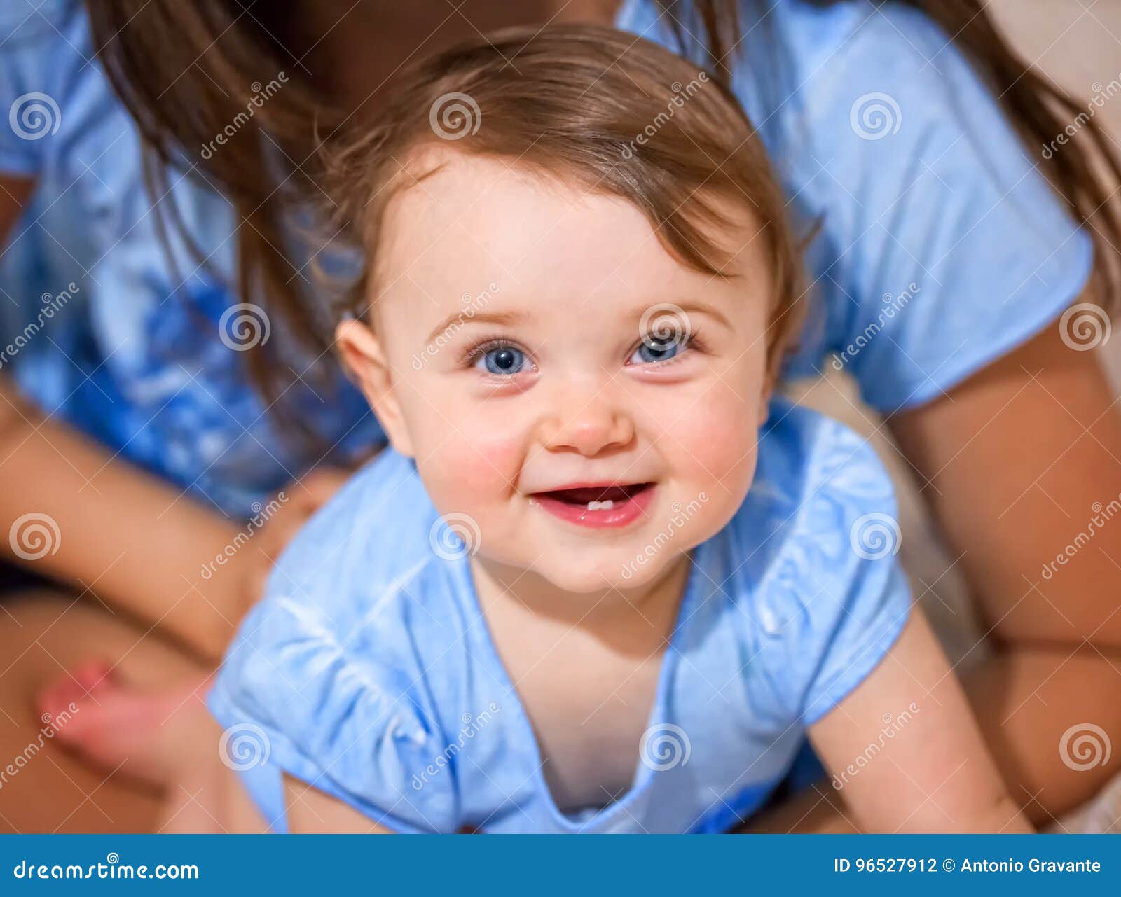 Bebe Nouveau Ne Souriant Avec Deux Dents Inferieures Photo Stock Image Du Personne People Bebe Nouveau Ne Souriant Avec Deux Dents Inferieures Photo Stock Image Du Personne People