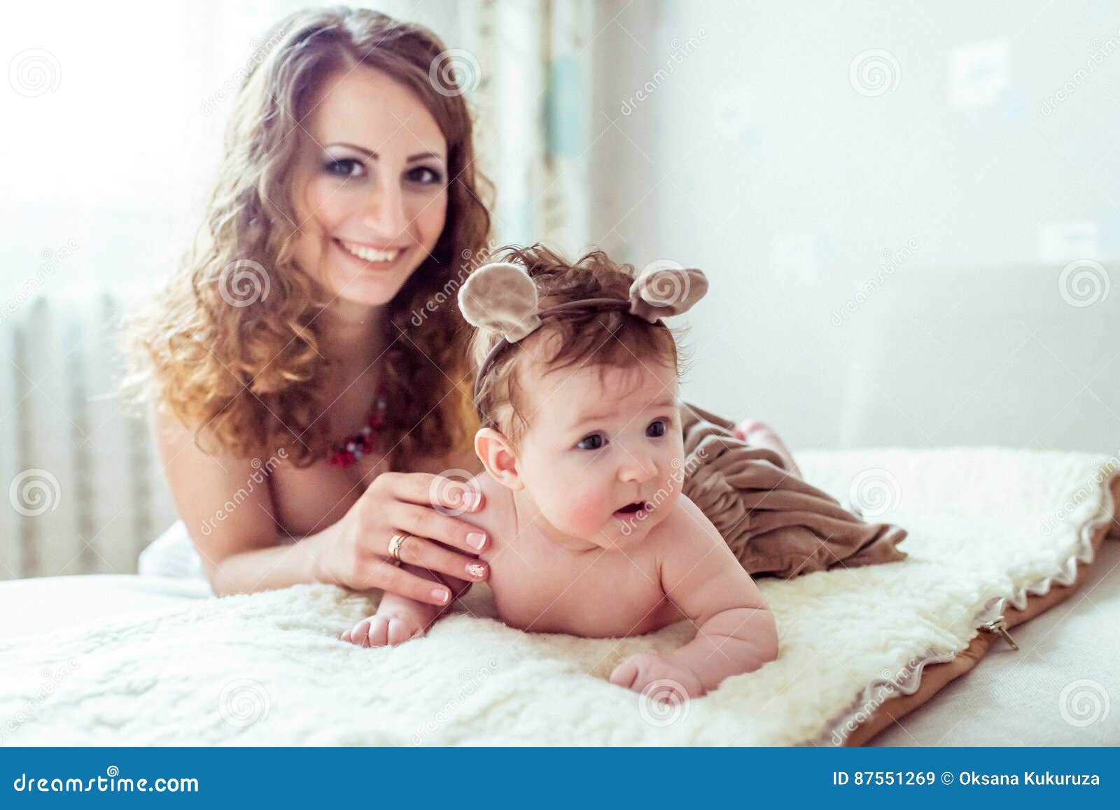 Bebe Nu Avec La Mere Image Stock Image Du Gens Mere