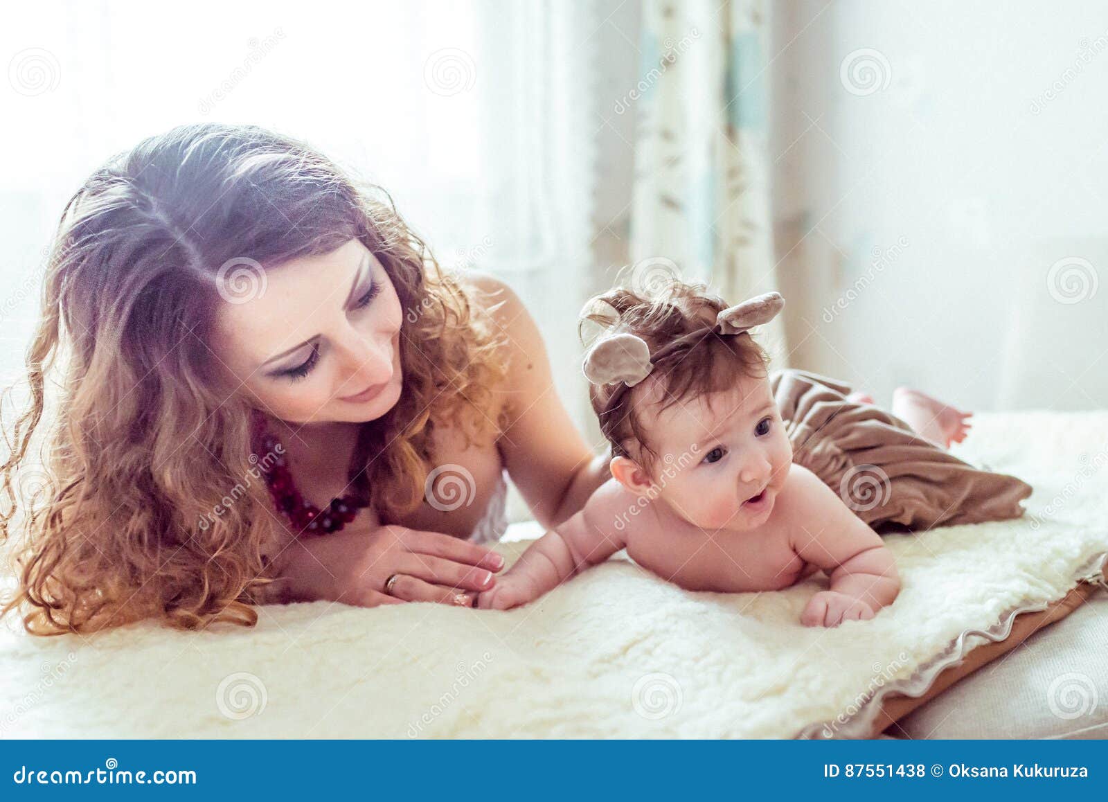 Bebe Nu Avec La Mere Photo Stock Image Du Amour Sourire