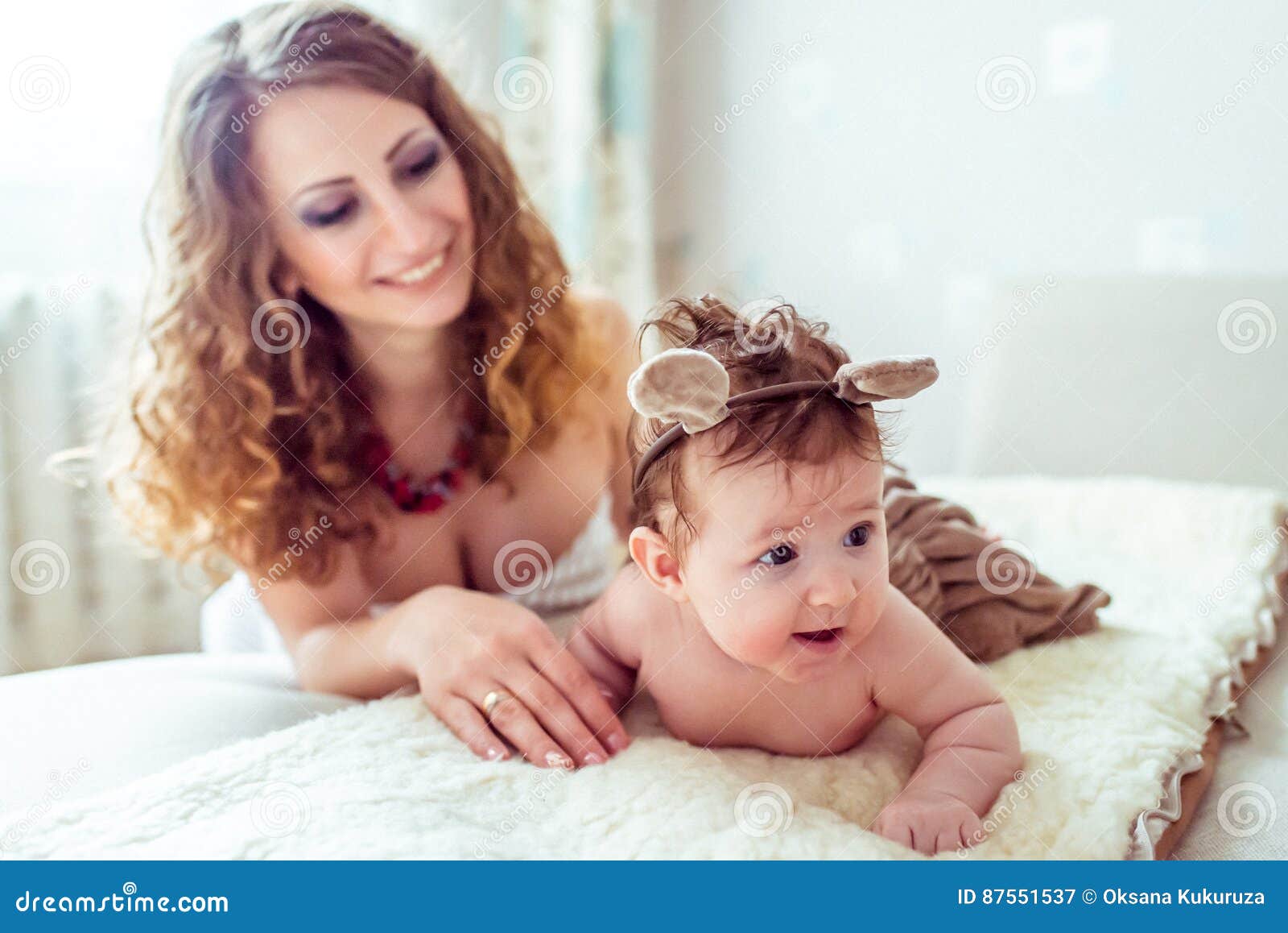 Bebe Nu Avec La Mere Image Stock Image Du Caucasien