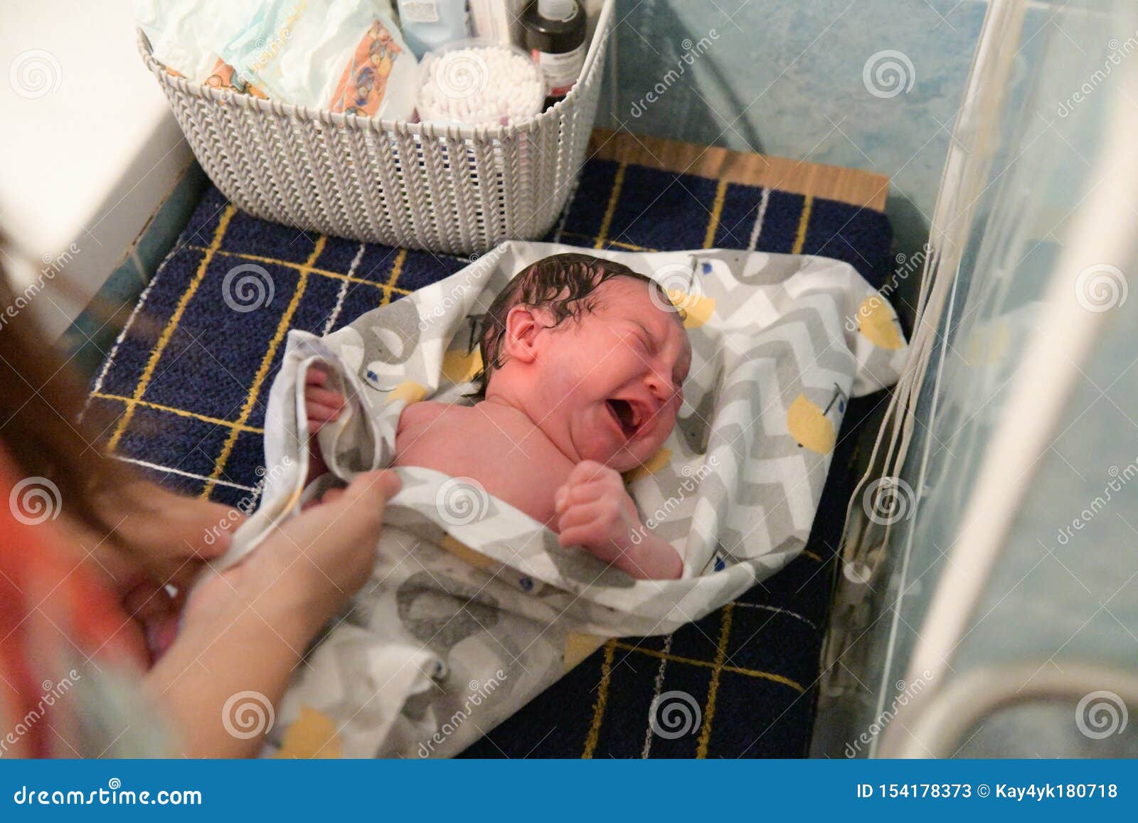 Bebe Pleurant En S Enveloppant Un 1 Vieux Bebe Nouveau Ne De Semaine Examine Par Un Pediatre Image Stock Image Du Bouton Enfant Bebe Pleurant En S Enveloppant Un 1 Vieux Bebe Nouveau Ne De Semaine Examine Par Un Pediatre Image Stock Image Du Bouton Enfant