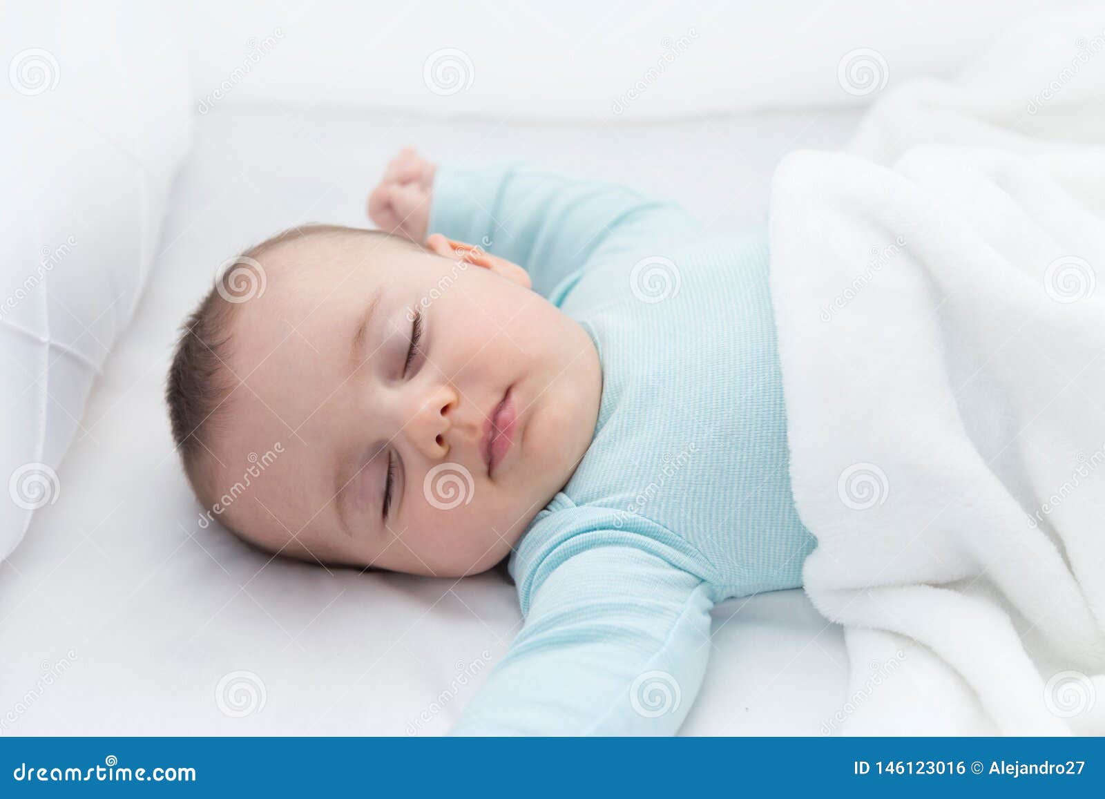 Bebe Qui Dort A Bras Ouverts Pour L Utilisation D Un Lit Photo Stock Image Du Amour Mignon