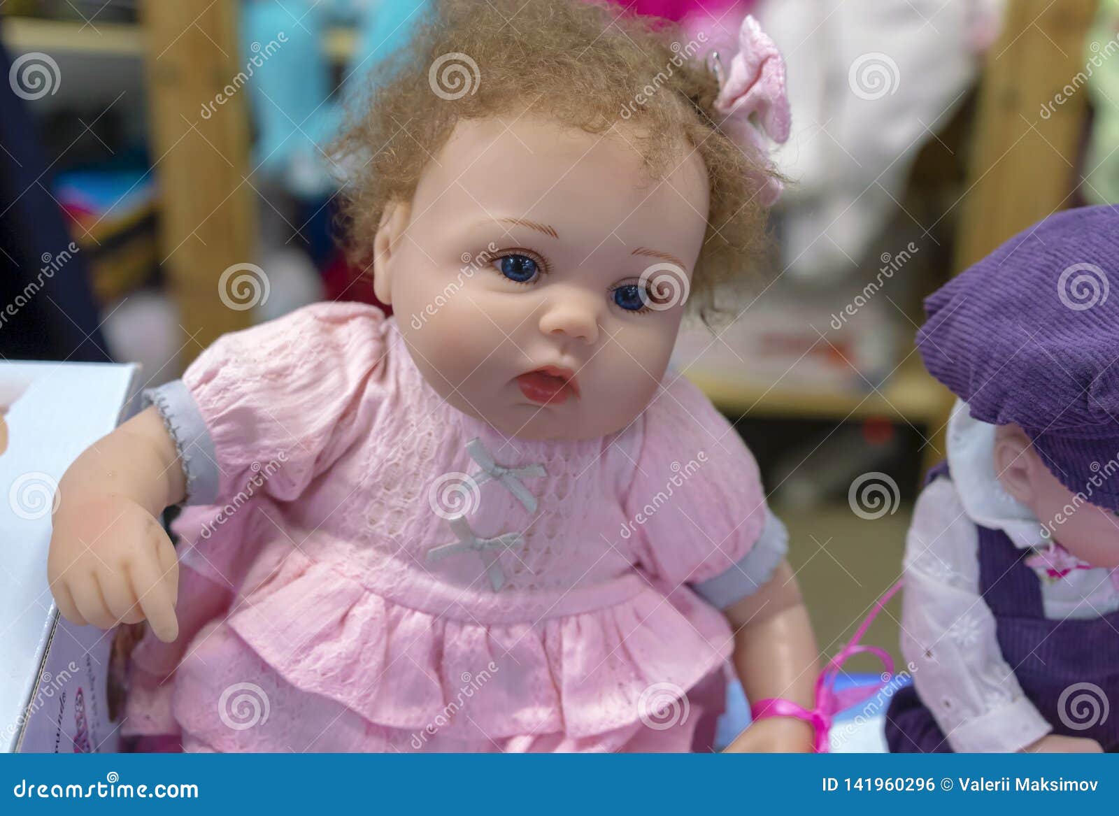 Bebe Realiste Poupee Dans Le Magasin De Jouet Photo Stock Image Du Petit Robe Bebe Realiste Poupee Dans Le Magasin De Jouet Photo Stock Image Du Petit Robe