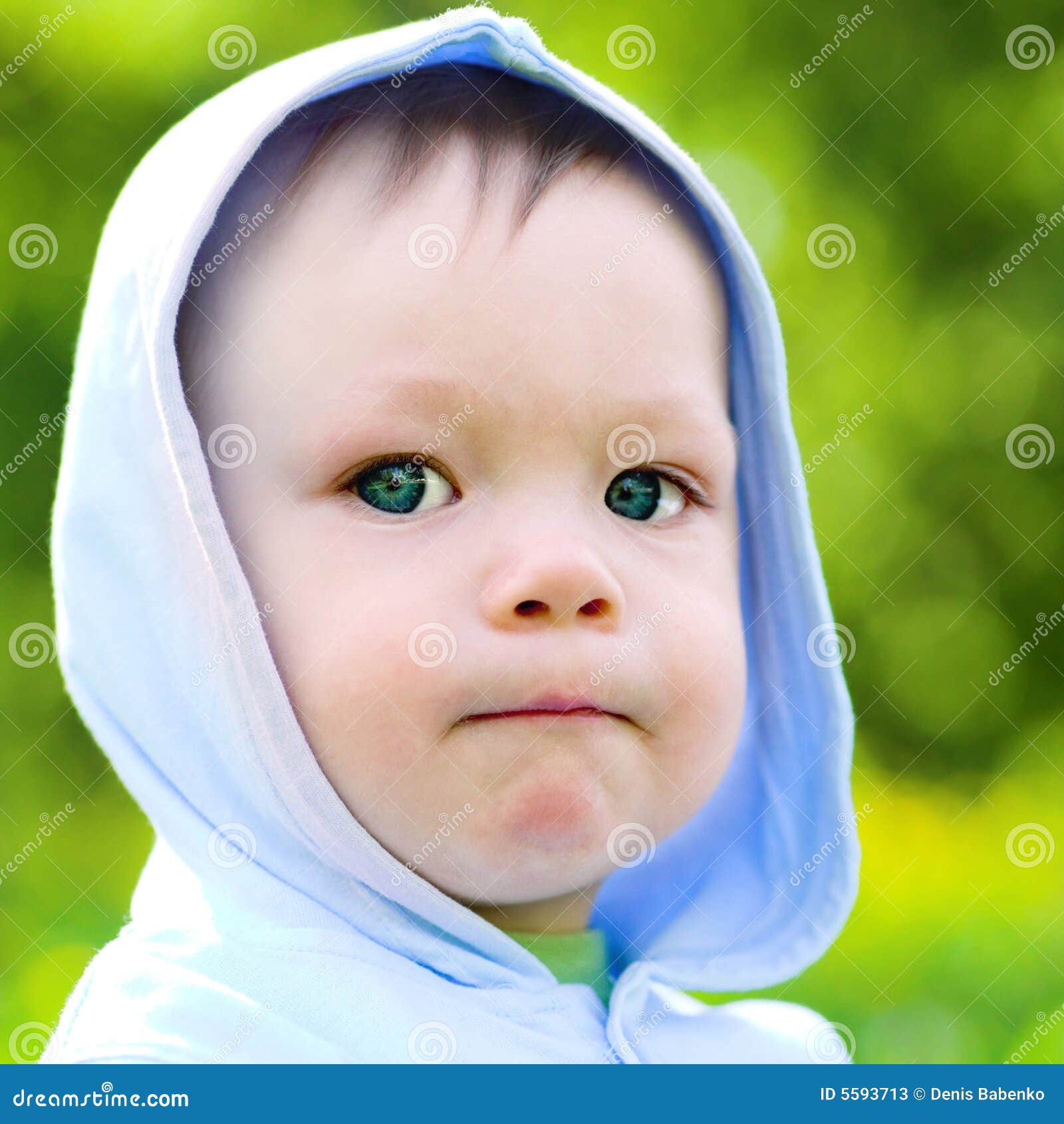 Bebe Reveur Dans Le Bleu Image Stock Image Du Oeil Verticale