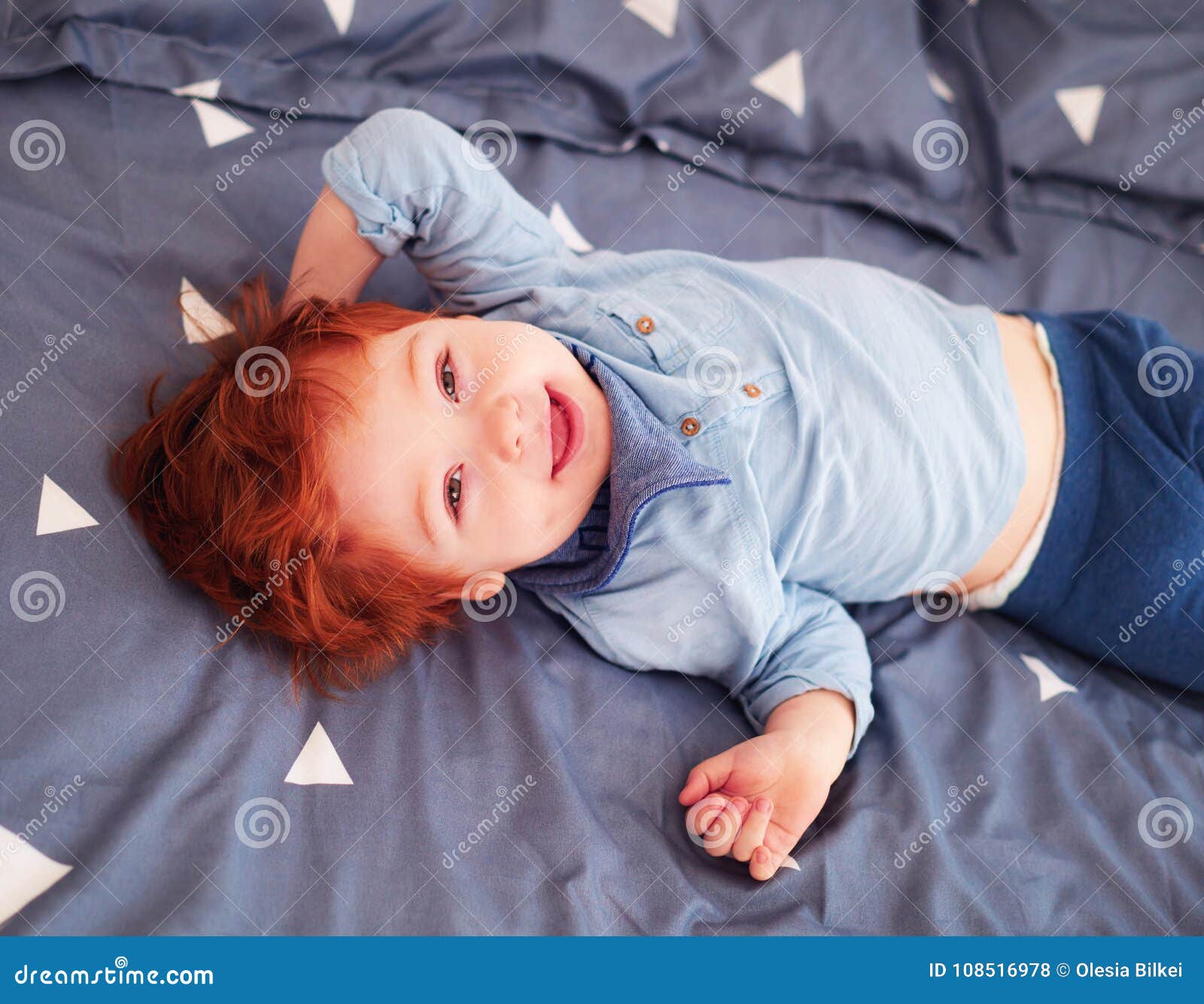 Bebe Roux Heureux D Enfant En Bas Age Ayant L Amusement Dans Le Lit Photo Stock Image Du Gosse Configuration Bebe Roux Heureux D Enfant En Bas Age Ayant L Amusement Dans Le Lit Photo Stock Image Du Gosse Configuration