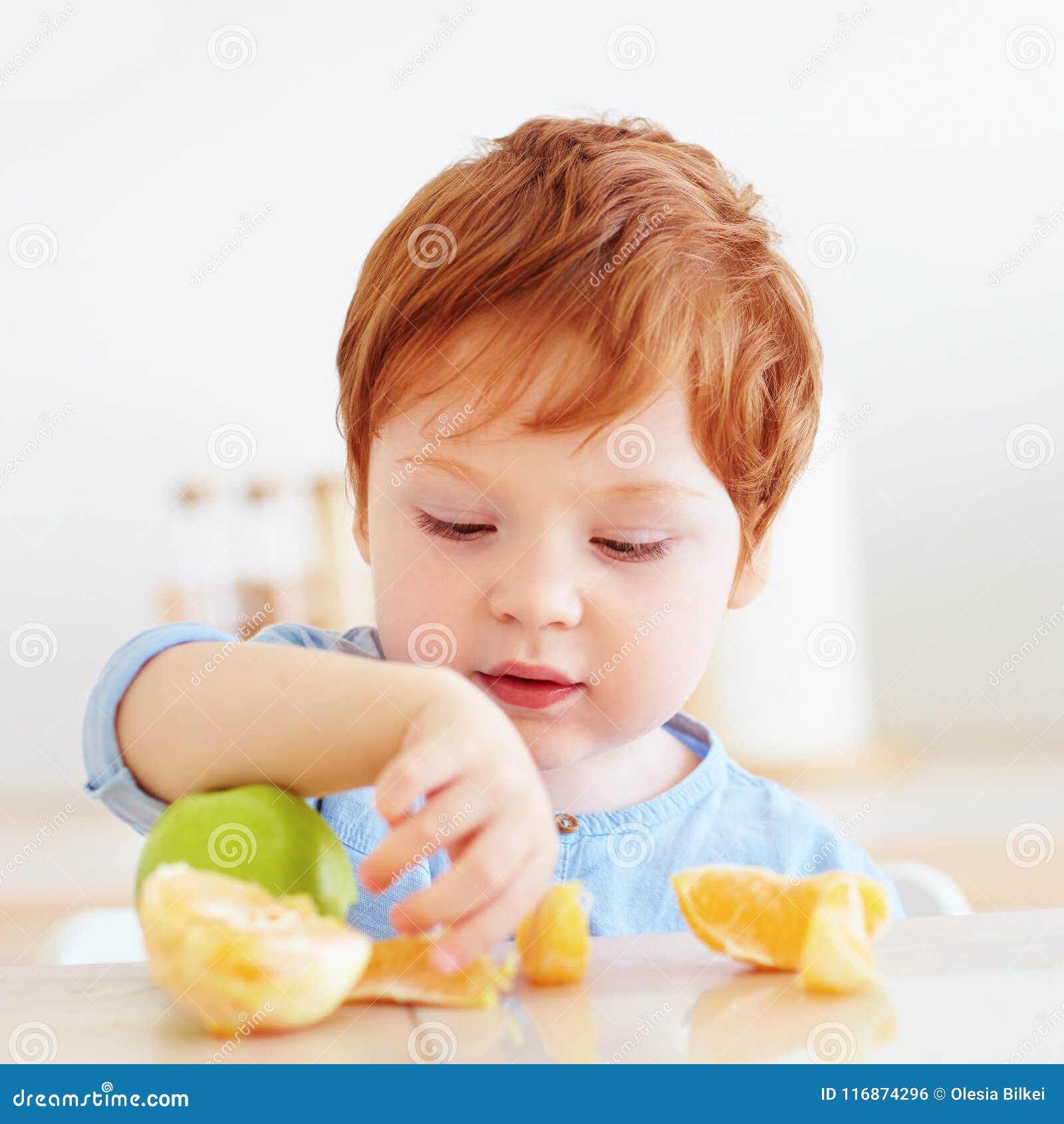 Bebe Roux Mignon D Enfant En Bas Age Essayant Les Fruits Frais De Pomme Et D Orange Photo Stock Image Du Adorable Cheveu Bebe Roux Mignon D Enfant En Bas Age Essayant Les Fruits Frais De Pomme Et D Orange Photo Stock Image Du Adorable Cheveu