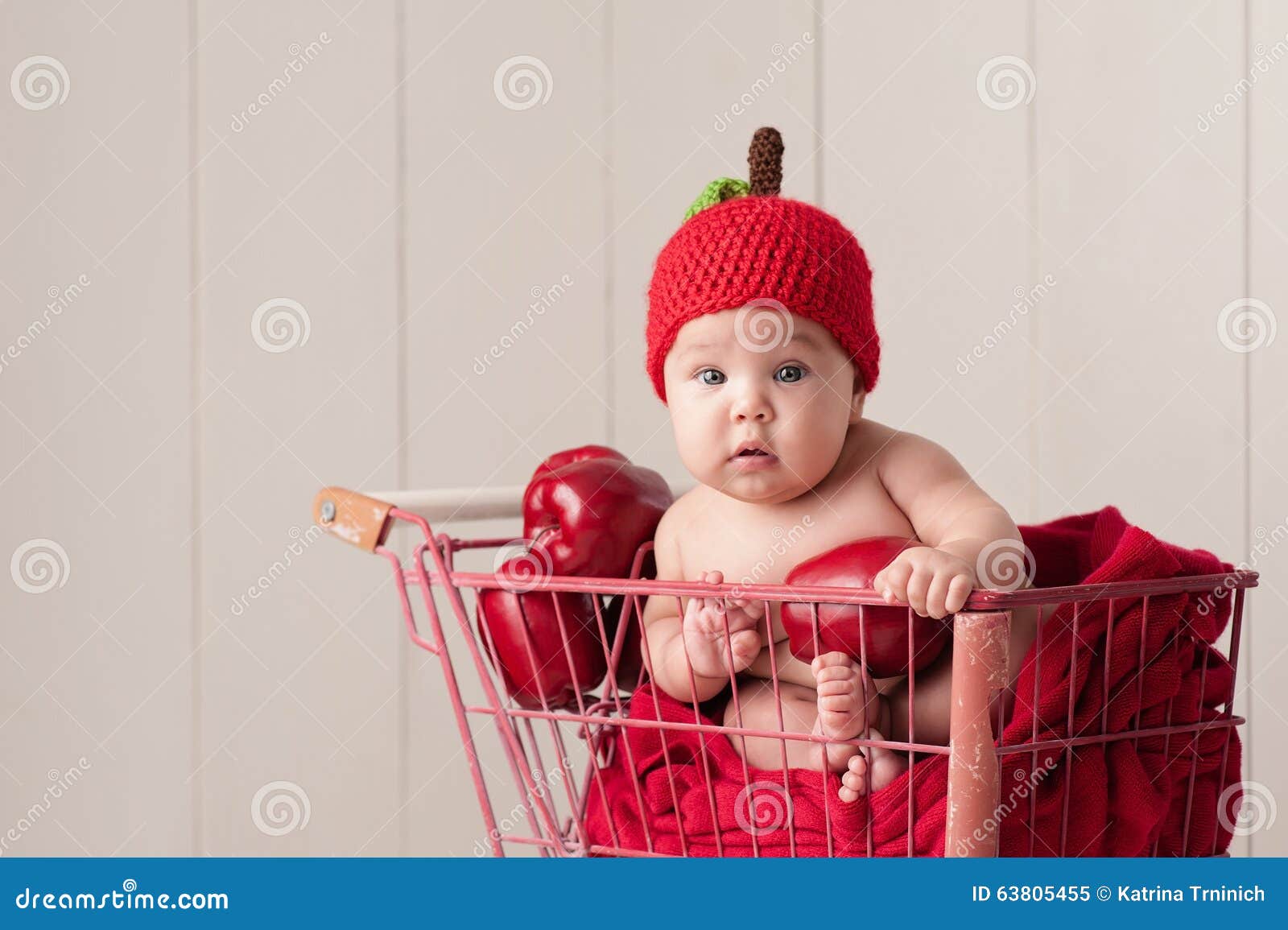 Bébé S'asseyant Dans Un Caddie Utilisant Un Chapeau D'Apple Image stock -  Image du séance, chariot: 63805455