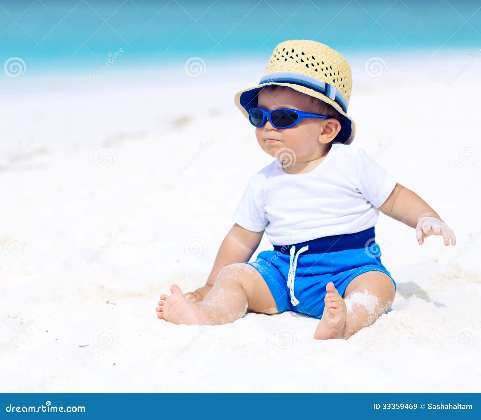 Bebe Sur La Plage Image Stock Image Du Gens Bonheur Bebe Sur La Plage Image Stock Image Du Gens Bonheur