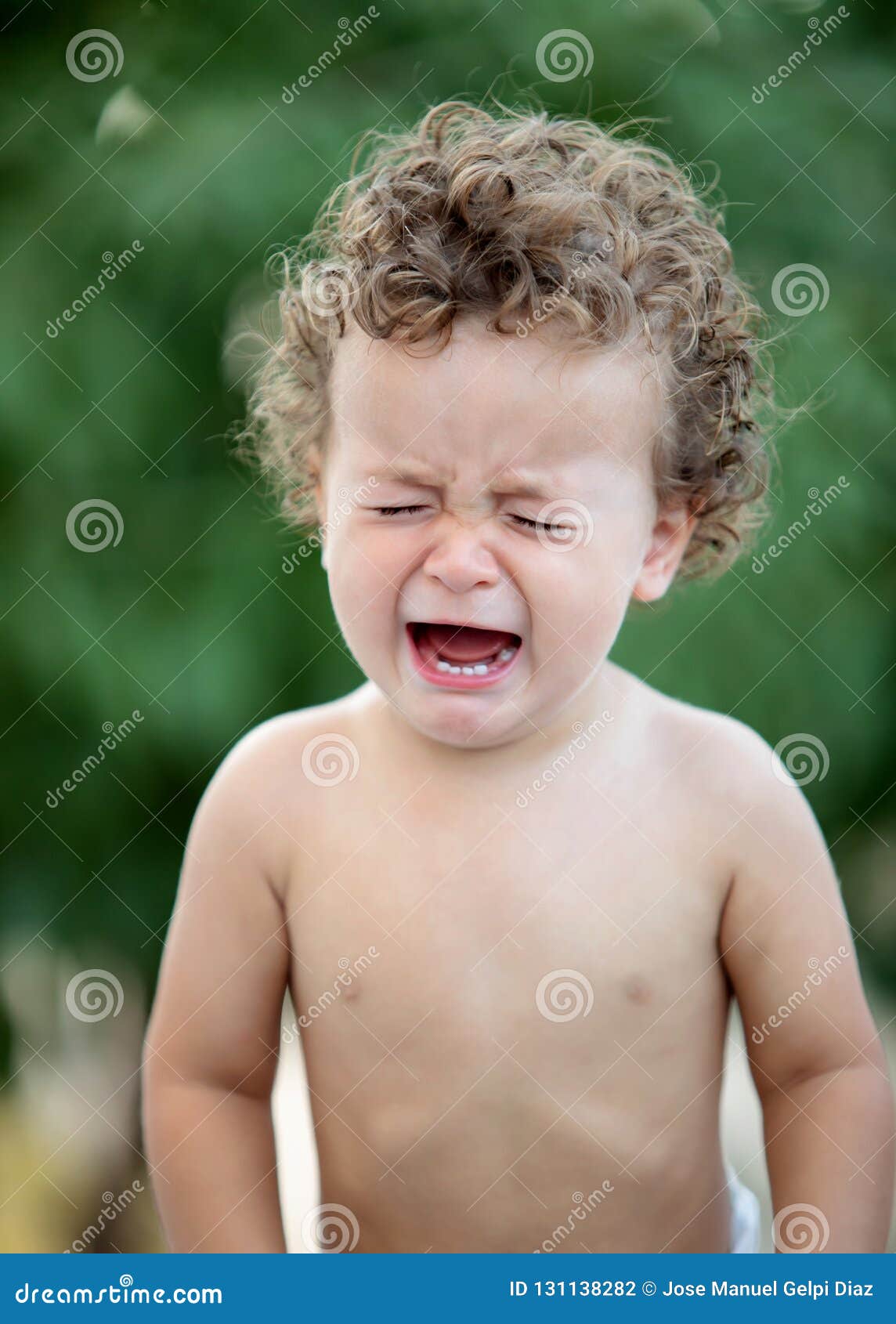 Bebe Triste Avec Pleurer De Cheveux Boucles Photo Stock Image Du Vert Gens