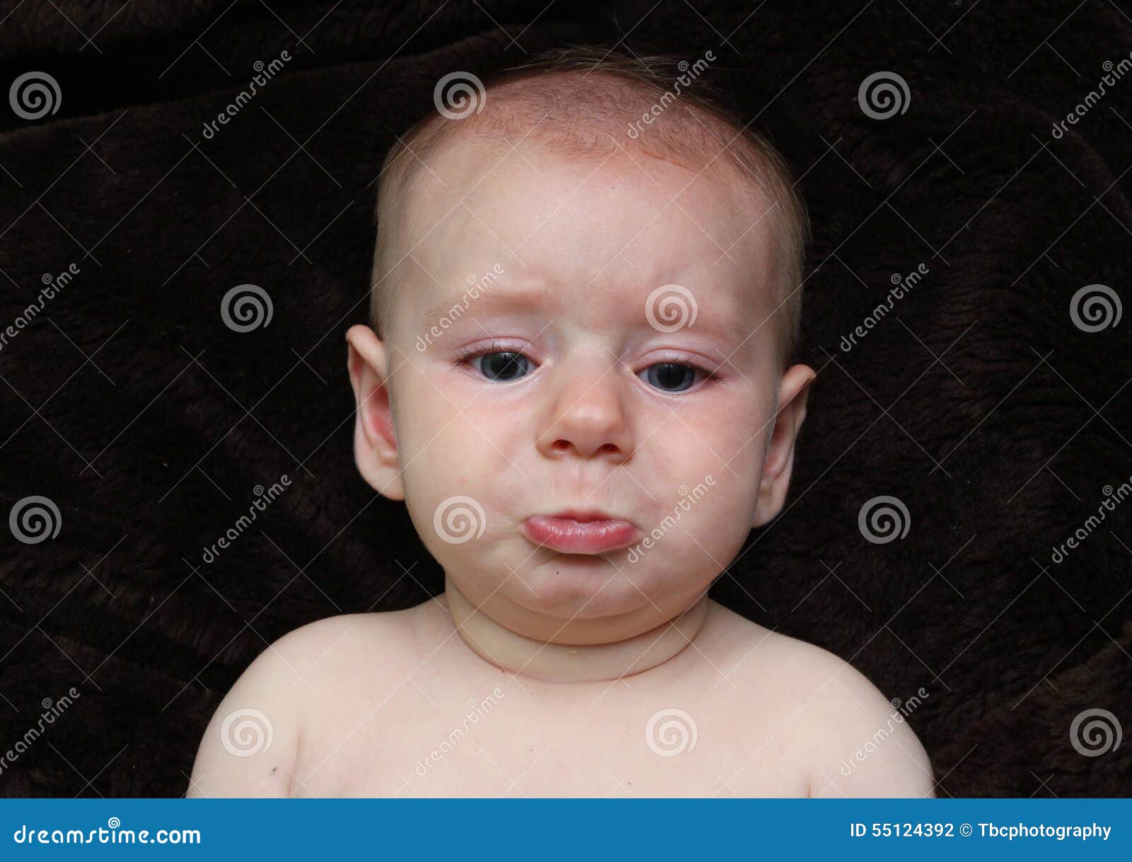 Bebe Triste Boudant Pleurant Semblant Mignon Photo Stock Image Du Doigt Bouche