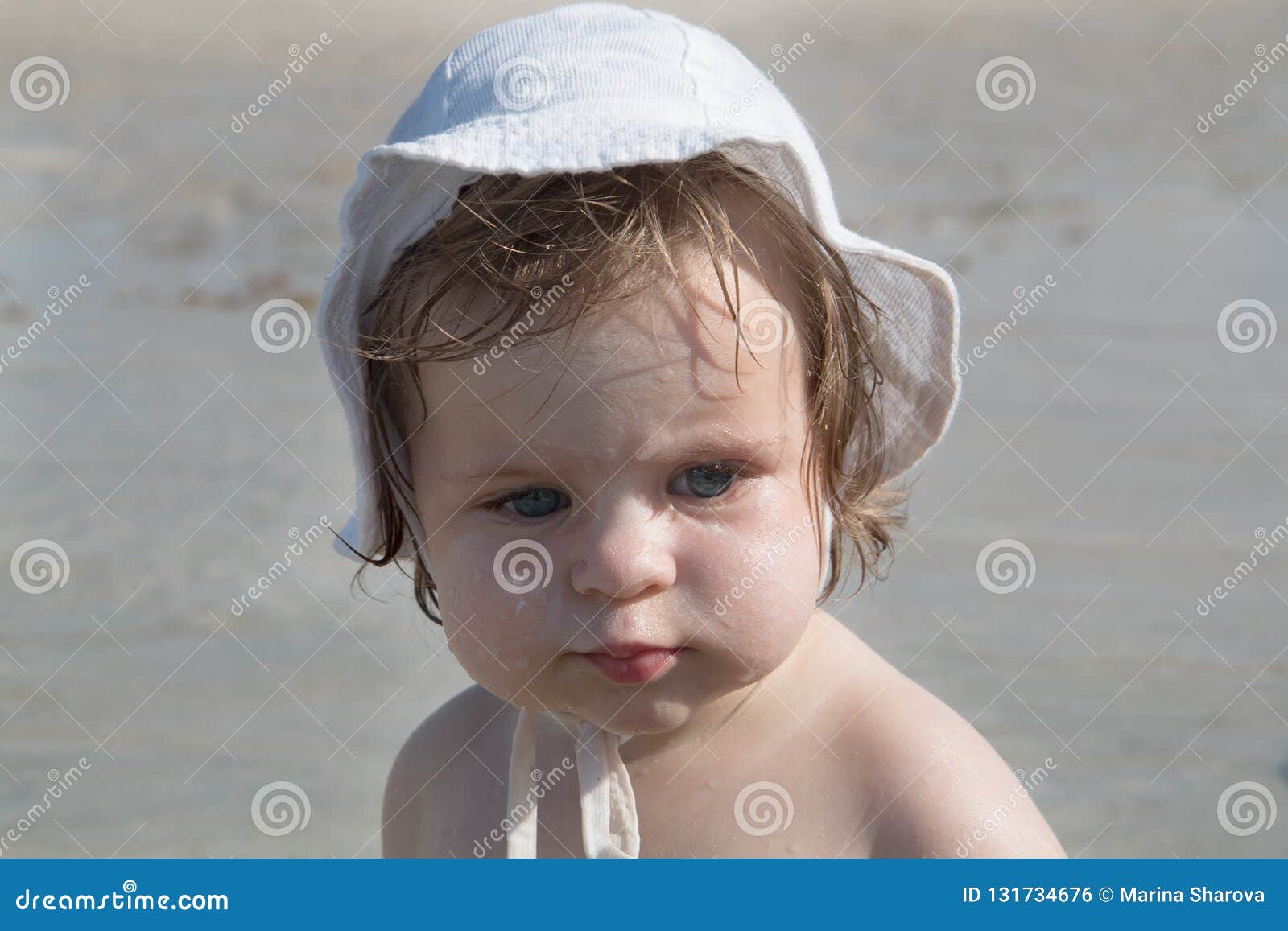 Bebe Triste Mignon Avec De La Creme De Protection Solaire Sur La Joue Sur Le Fond De Mer Jolie Fille Infantile Dans Le Chapeau Bl Photo Stock Image Du Mignon Childcare