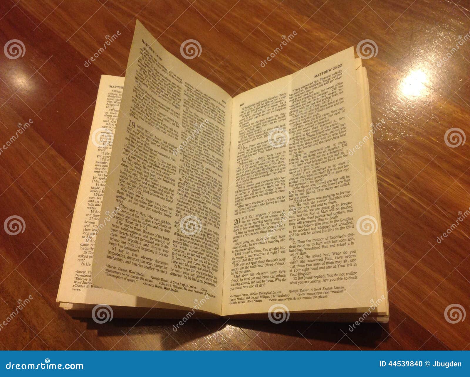 A Bíblia na madeira foto de stock. Imagem de dado, placas - 44539840