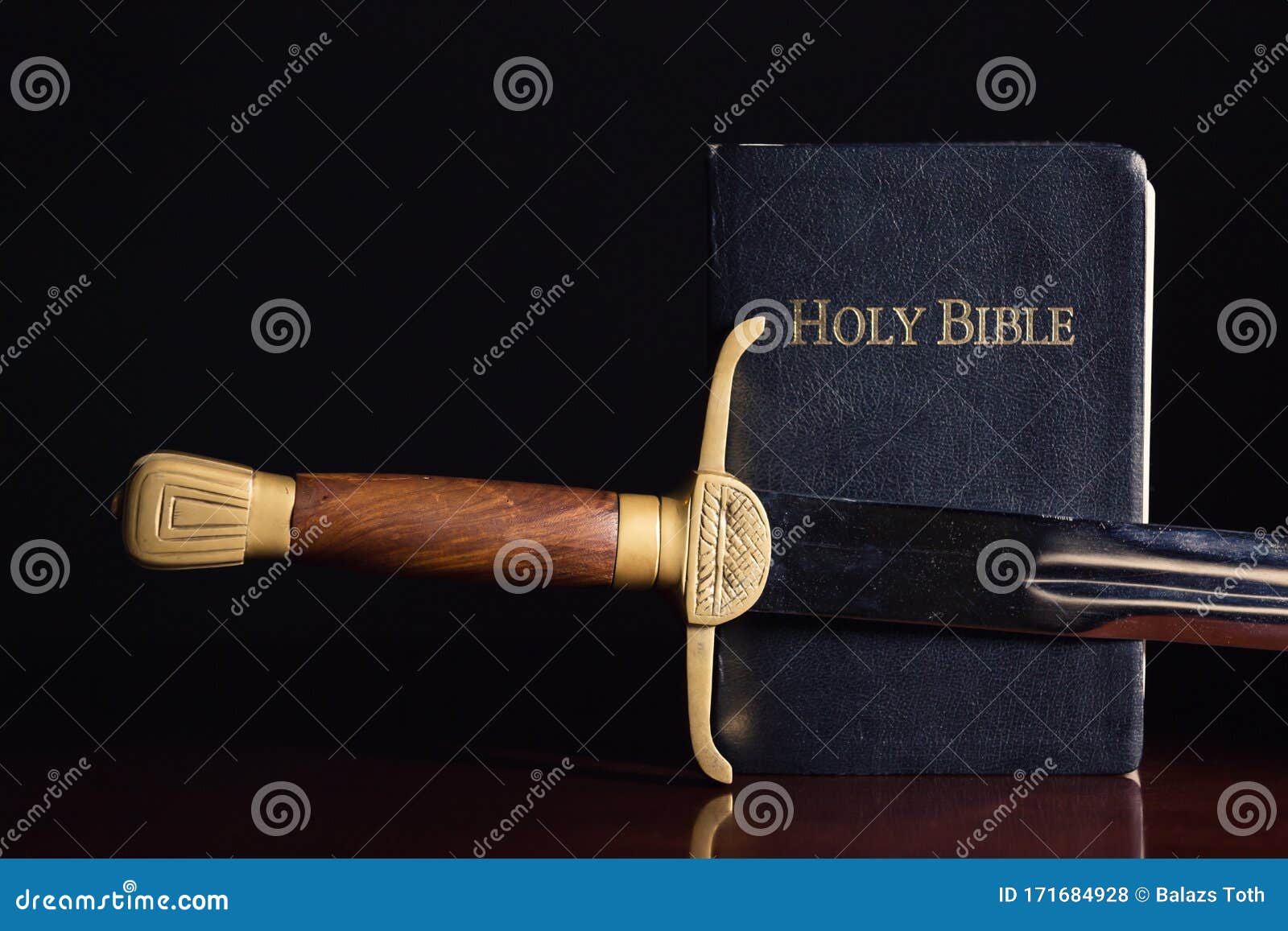 A Bíblia Sagrada Com Espada Antiga Foto de Stock - Imagem de arma, fundo:  171684928, image size:1600x1157
