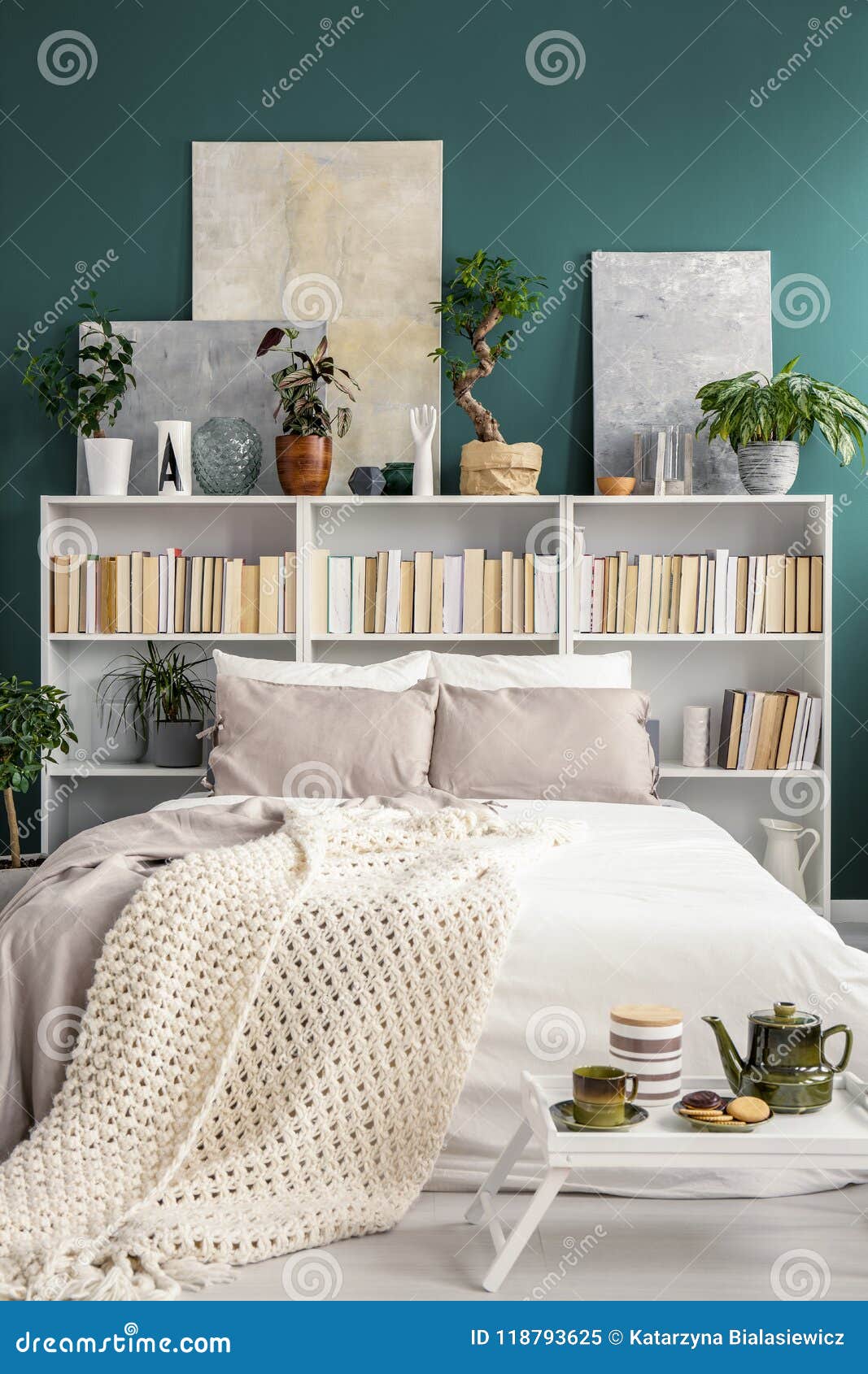 Bücherregal hinter Bett stockbild. Bild von bett, bücherregal