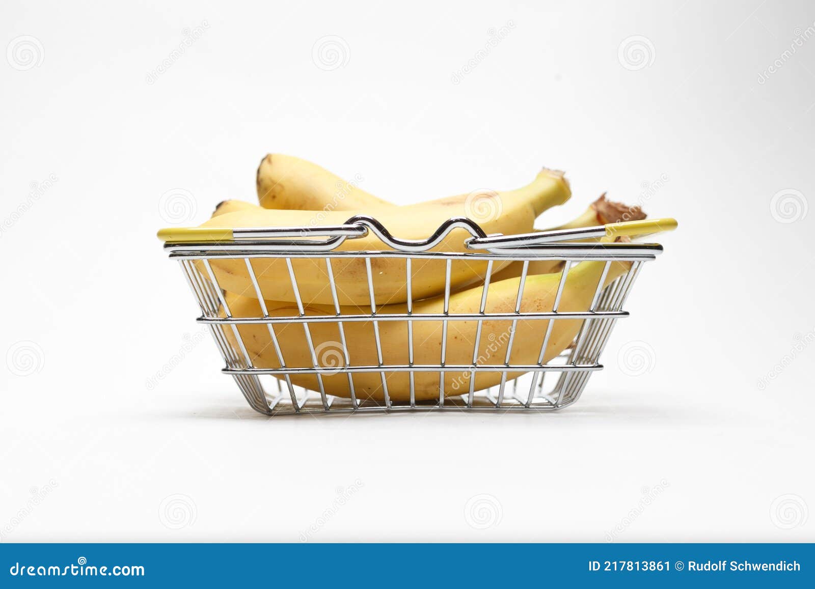 Bündel Von Mini-Bananen in Einkaufskorb Isoliert Auf Weißem Hintergrund  Stockbild - Bild von schüssel, voll: 217813861