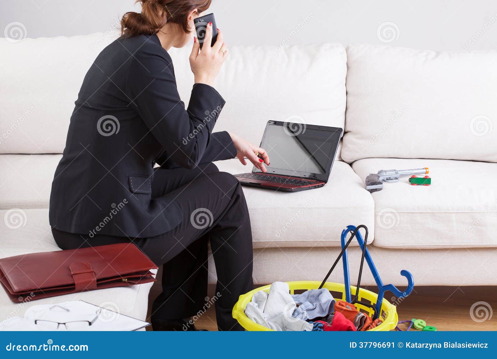 Büroarbeit zu Hause stockbild. Bild von workaholic ... Büroarbeit zu Hause stockbild. Bild von workaholic ...