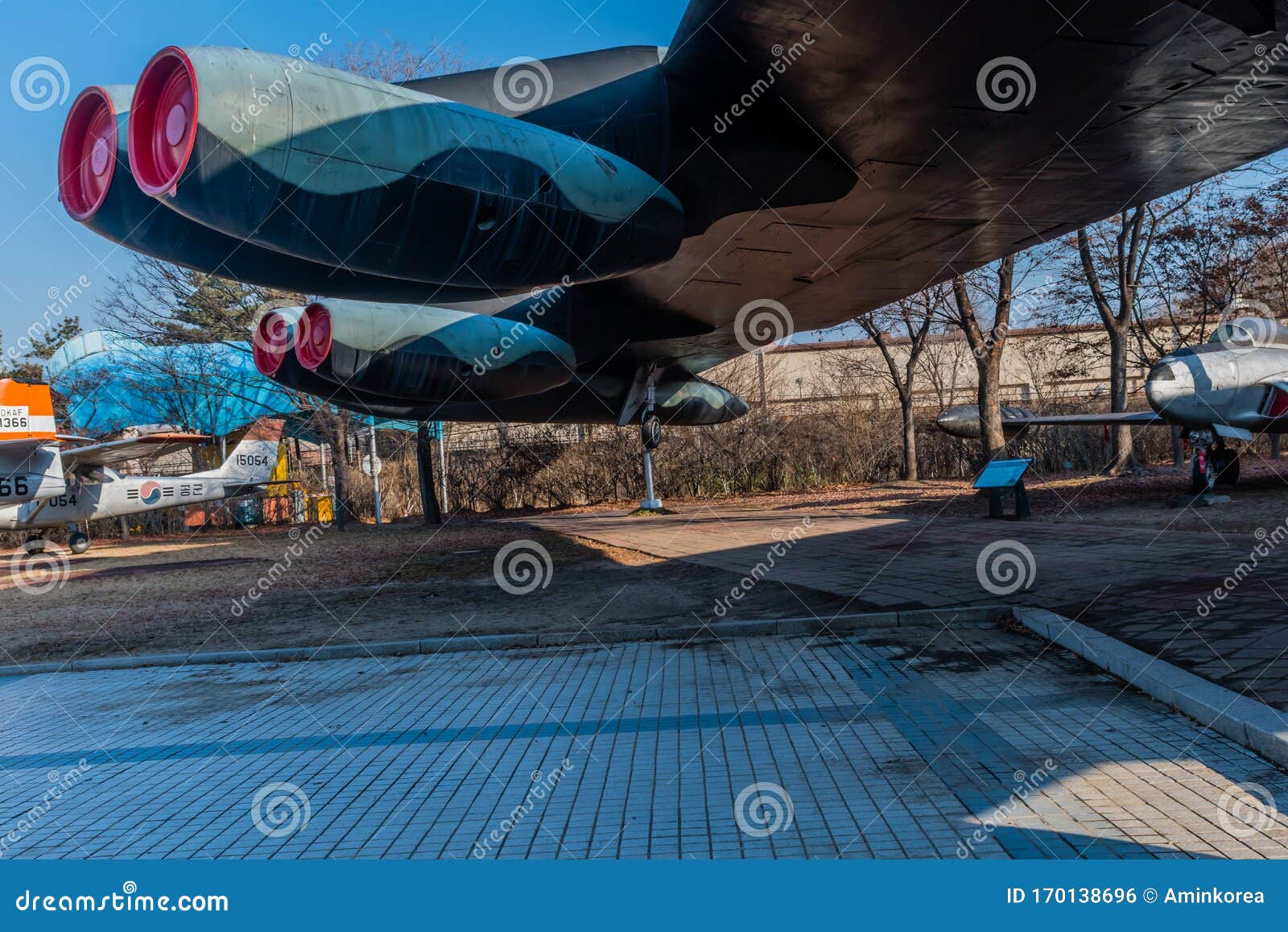 B-52轰炸机上的喷气发动机. 韩国首尔；2020年1月10日：B-52轰炸机机翼侧视朝鲜战争纪念馆
