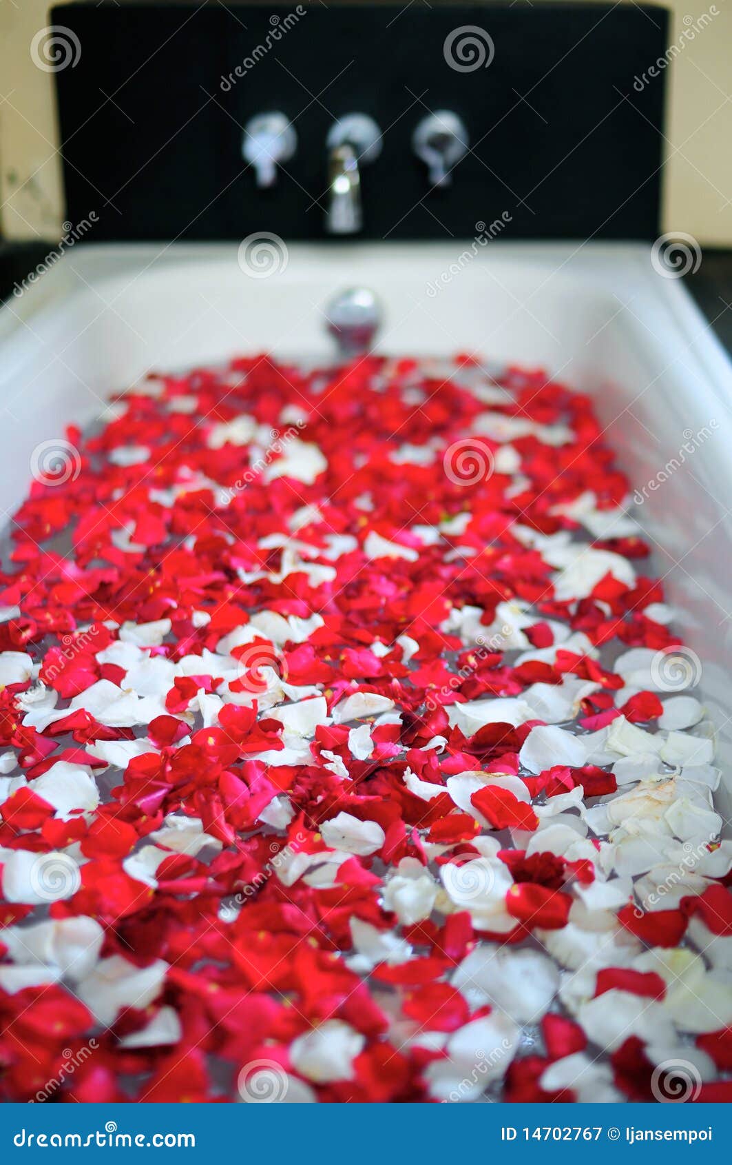 Ванна С Лепестками Роз И Пеной фото 21