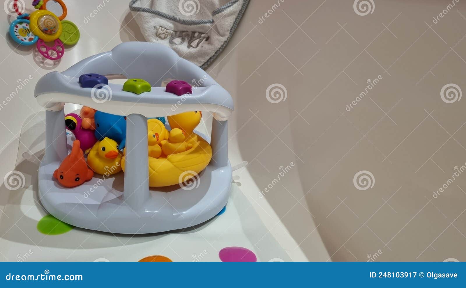 Bañera Vacía Con Productos De Baño Para Bebés. Silla De Baño Infantil Con  Juguetes De Goma De Colores. Tratamiento Diario Saludabl Imagen de archivo  - Imagen de tratamiento, accesorio: 248103917