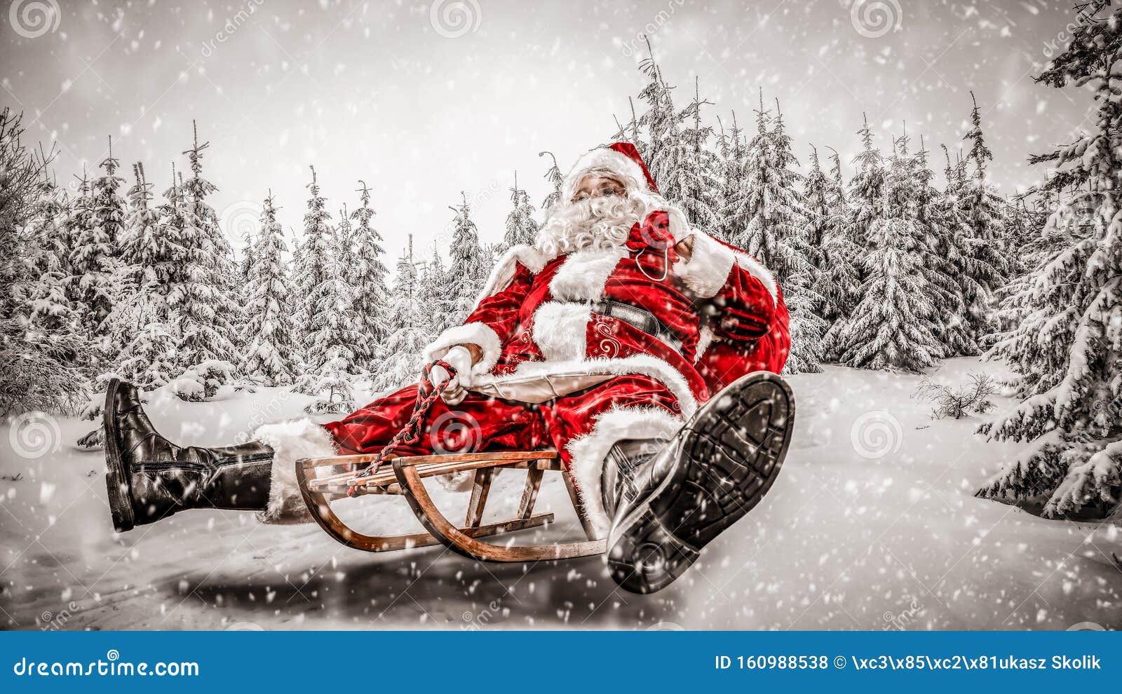 Babbo Natale o di nonno gelo con un sacco di doni sulla neve contro il  cielo, 3d Foto stock - Alamy