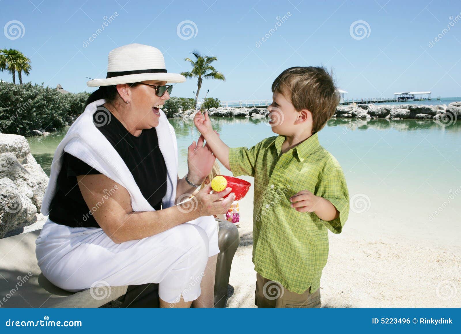 Внучки доставка еды. Бабушка с внуком на море. Бабушка с внуками на море. Бабушка с внуками на пляже. Бабуля с внуками на море.