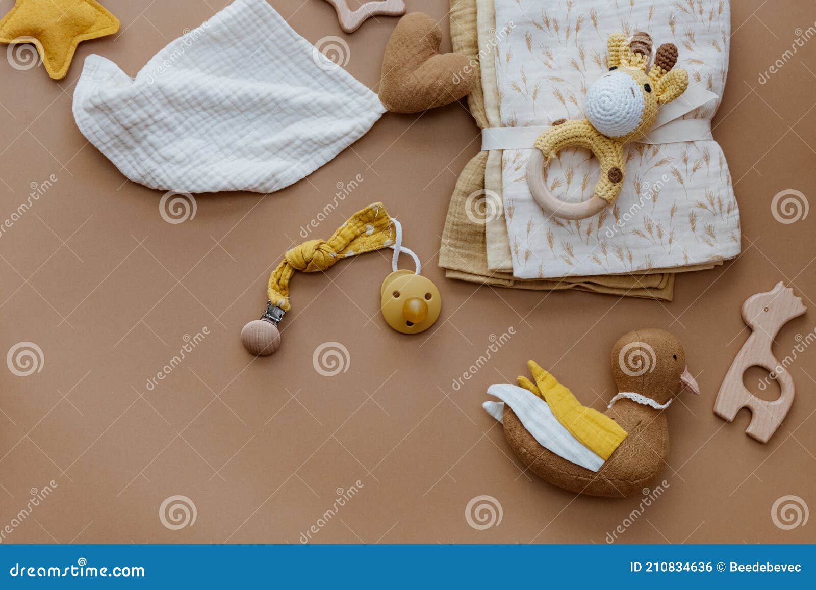 Babero Y Juguetes De Madera. Conjunto De Cosas De Bebé Foto de archivo -  Imagen de endecha, patio: 210834636