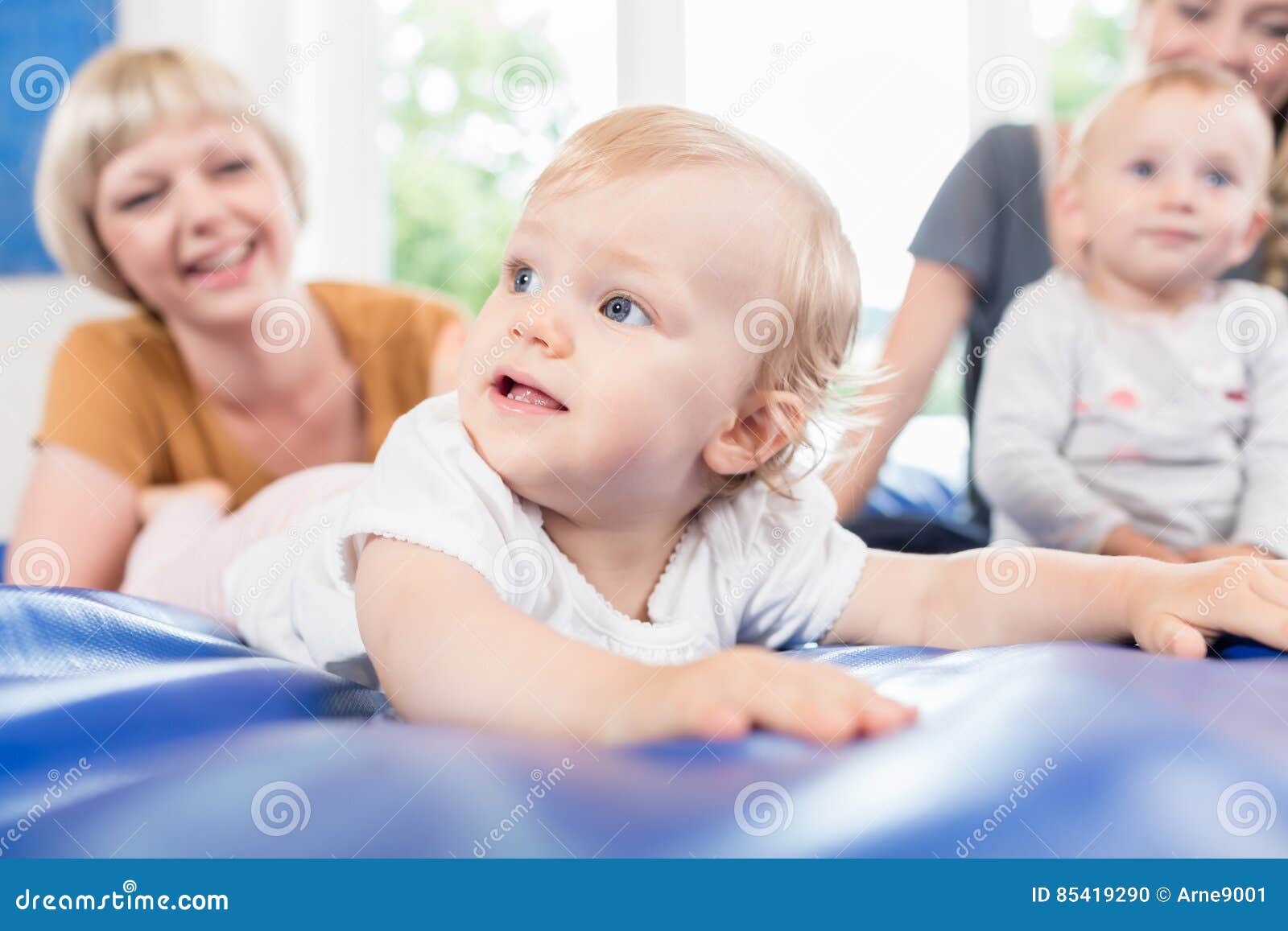 babies and moms in postnatal mother and child course