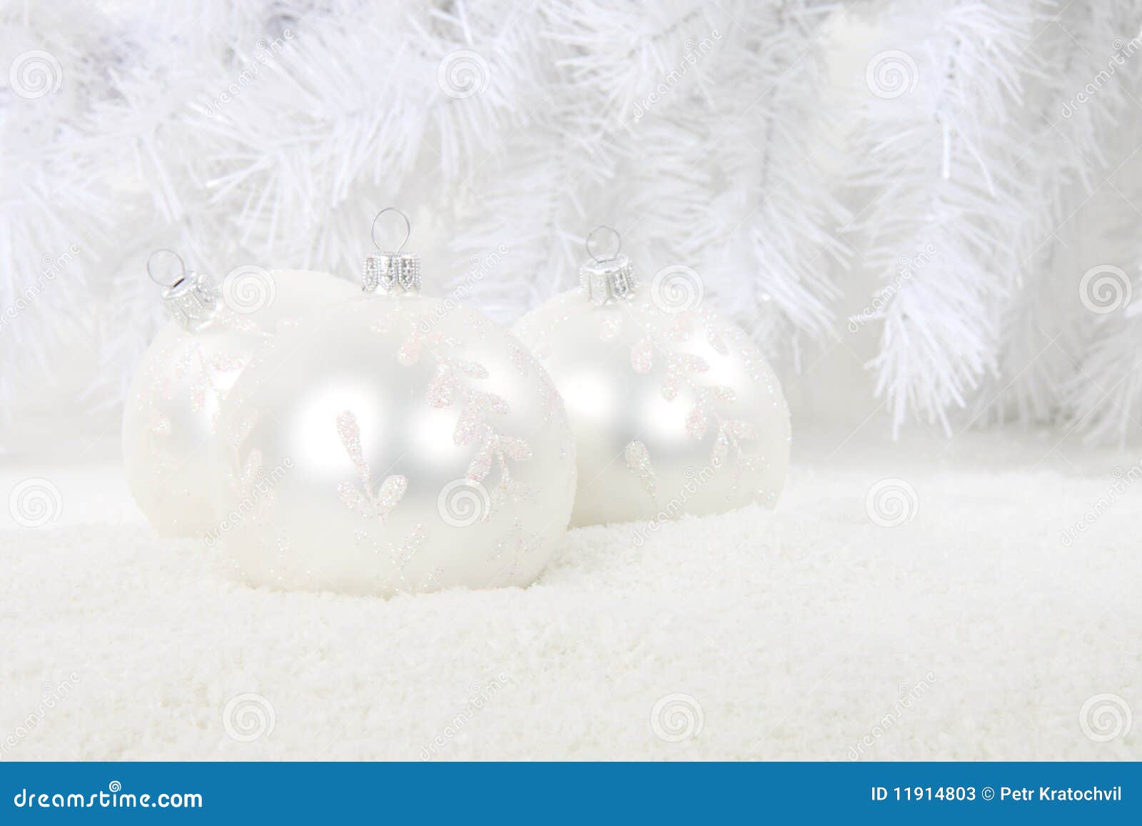 Babioles De Noel Blanc Dans La Neige Image Stock Image Du Blanc Dans 11914803