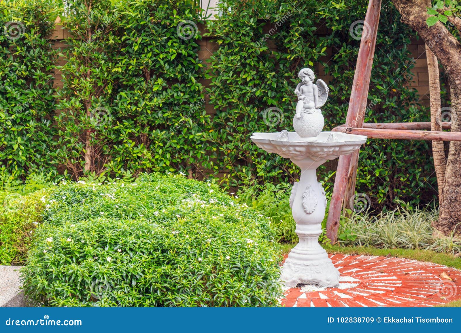 Verbazingwekkend Baby Angel Statue In Steen Op De Fontein In De Tuin Stock KG-25