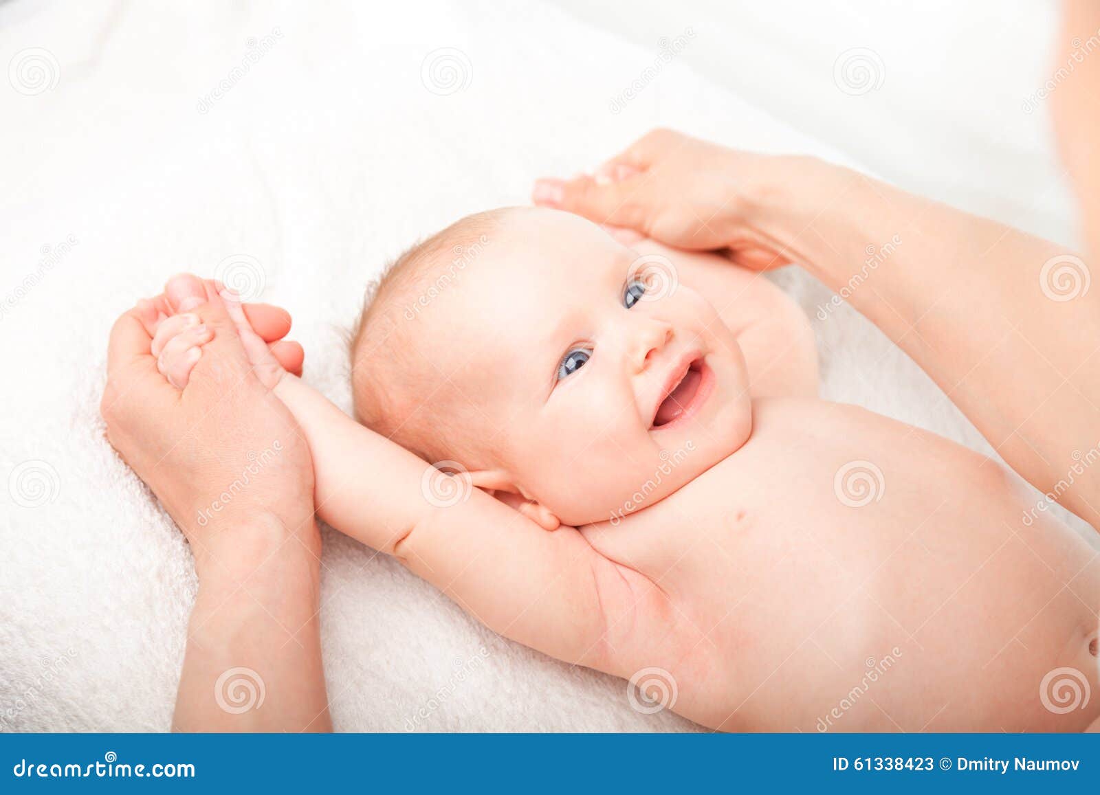 https://thumbs.dreamstime.com/z/baby-arm-massage-three-month-girl-receiving-female-therapist-61338423.jpg