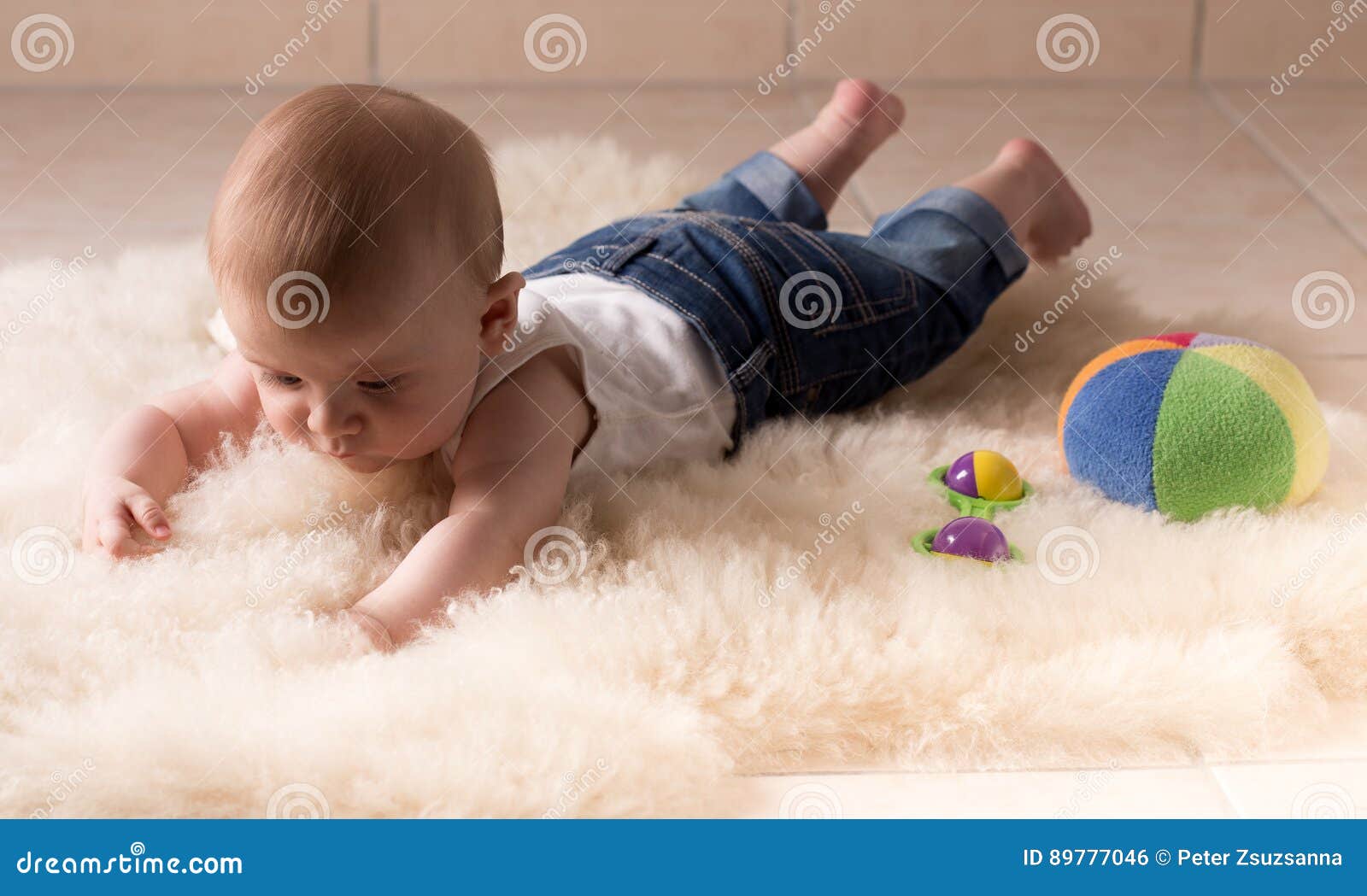 Baby auf dem Boden stockfoto. Bild von spielzeug, raum ...