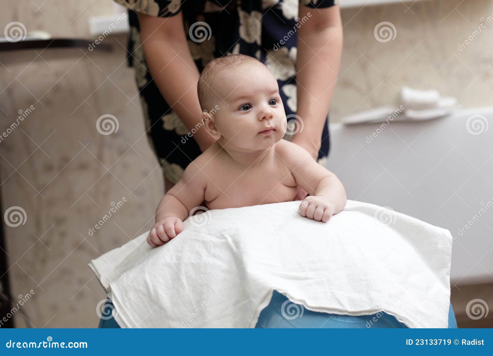 Baby auf Kugel. Das Baby auf einer Eignungkugel zu Hause