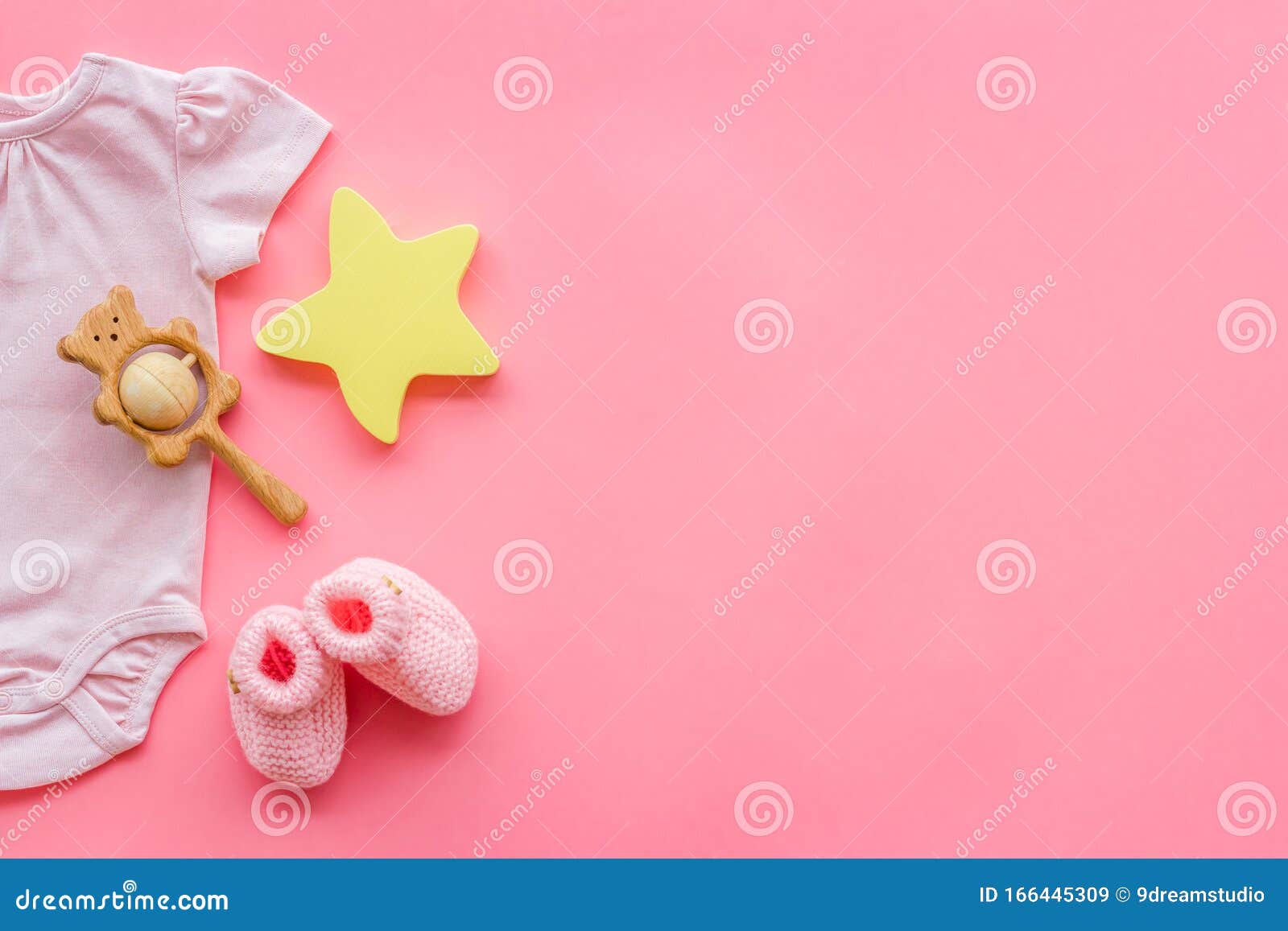 Các bà mẹ ơi! Hãy cùng trang trí cho bé gái yêu của bạn với những hình nền trẻ sơ sinh màu hồng, quần áo, giày và phụ kiện xinh xắn để tạo ra một bối cảnh lung linh và tuyệt vời cho bé.