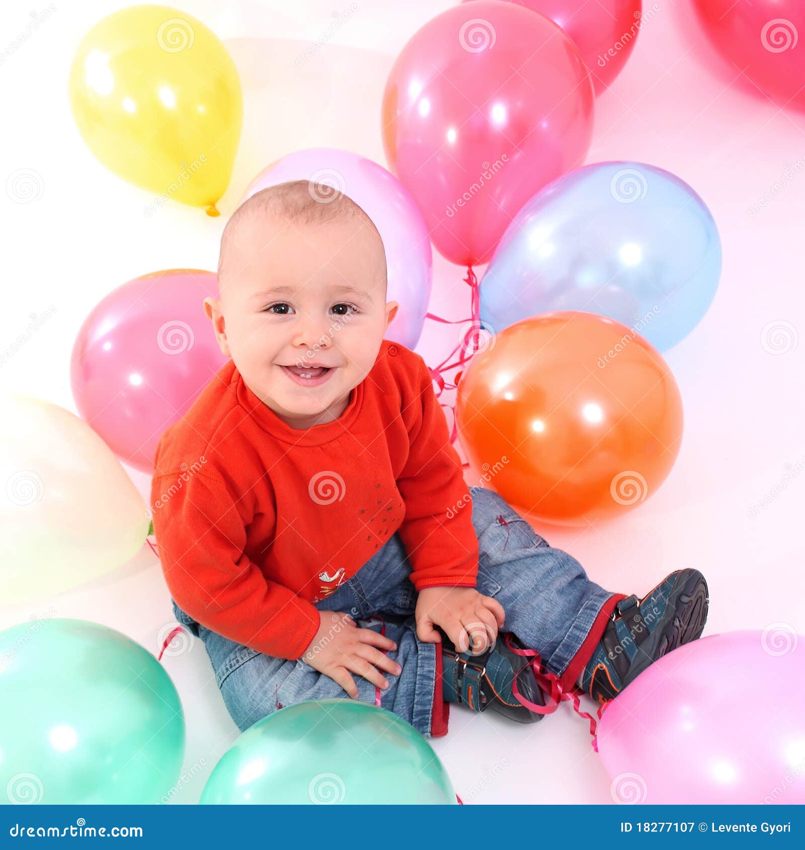 Egyptische molen Koloniaal Baby with balloons stock image. Image of laugh, balloon - 18277107